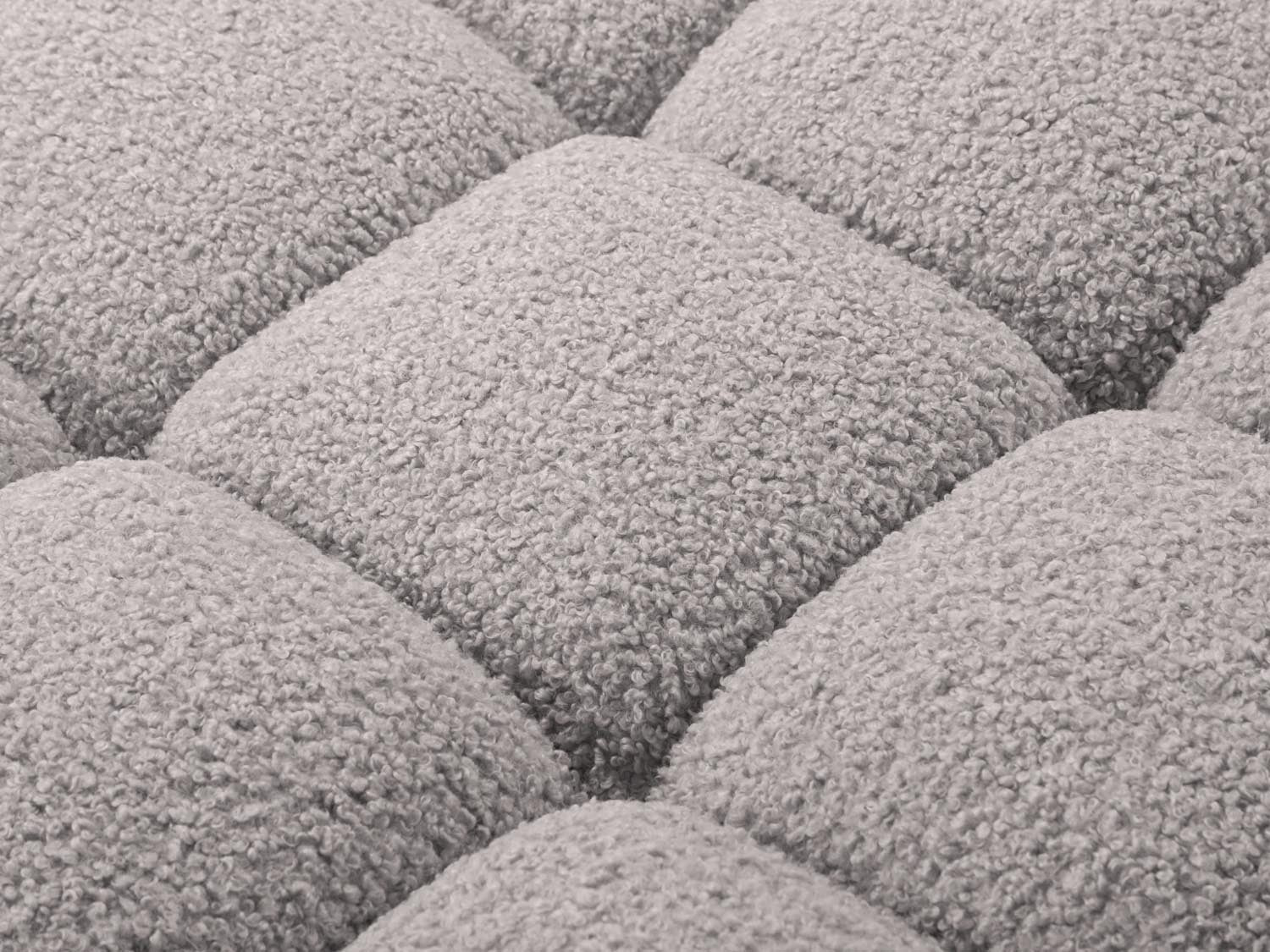 Elegantes Bellis Boucle Ecksofa in sanftem Grau, 4-Sitzer, rechtsseitig, ideal für stilvolle und einladende Wohnräume.