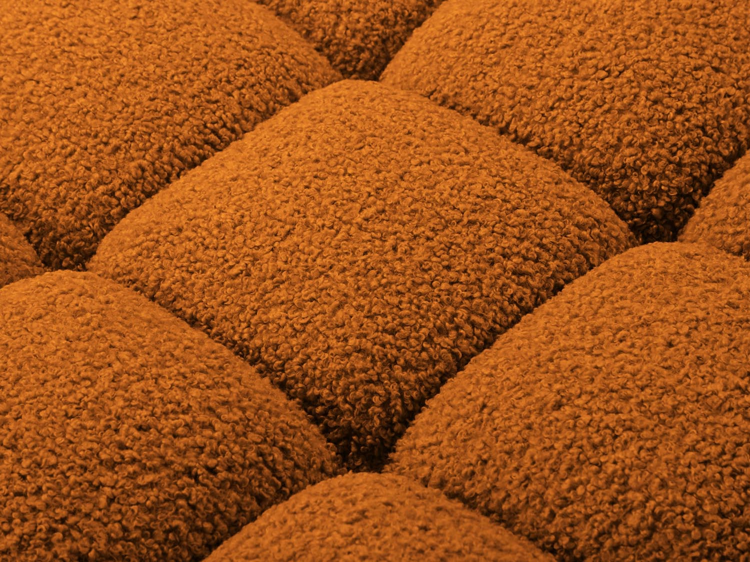 Elegantes Bellis Boucle Ecksofa in warmem Ziegelrot, 4-Sitzer, 155cm, ideal für stilvolle Wohnräume und entspannte Momente.