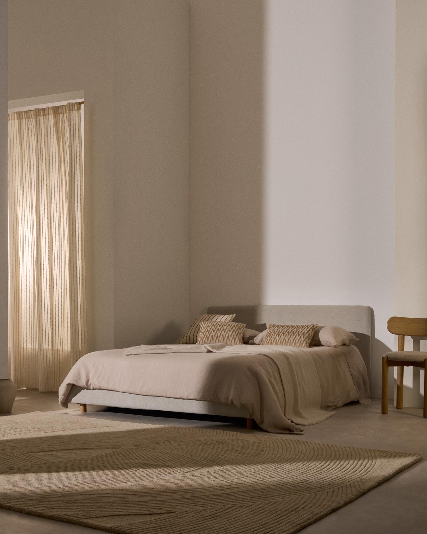 Das abziehbare Kopfteil Valma aus perlafarbener Chenille kombiniert elegantes Design mit praktischer Pflegeleichtigkeit. Perfekt für 180 x 200 cm Betten.