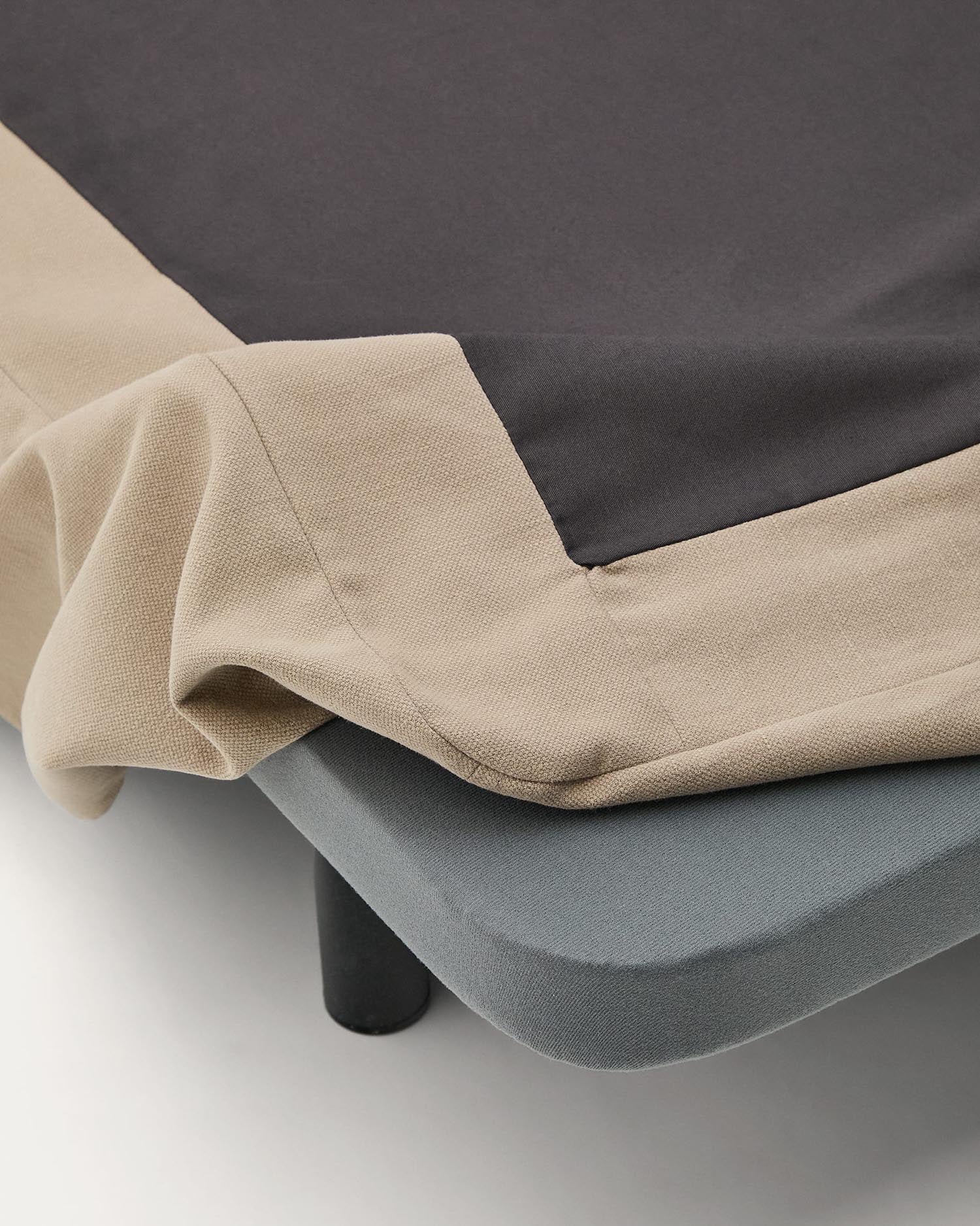 Elegantes Bett Jaira in Taupe mit abnehmbarem Leinen-Baumwoll-Bezug, perfekt für 160x200 cm Matratzen – stilvoller Schlafkomfort.