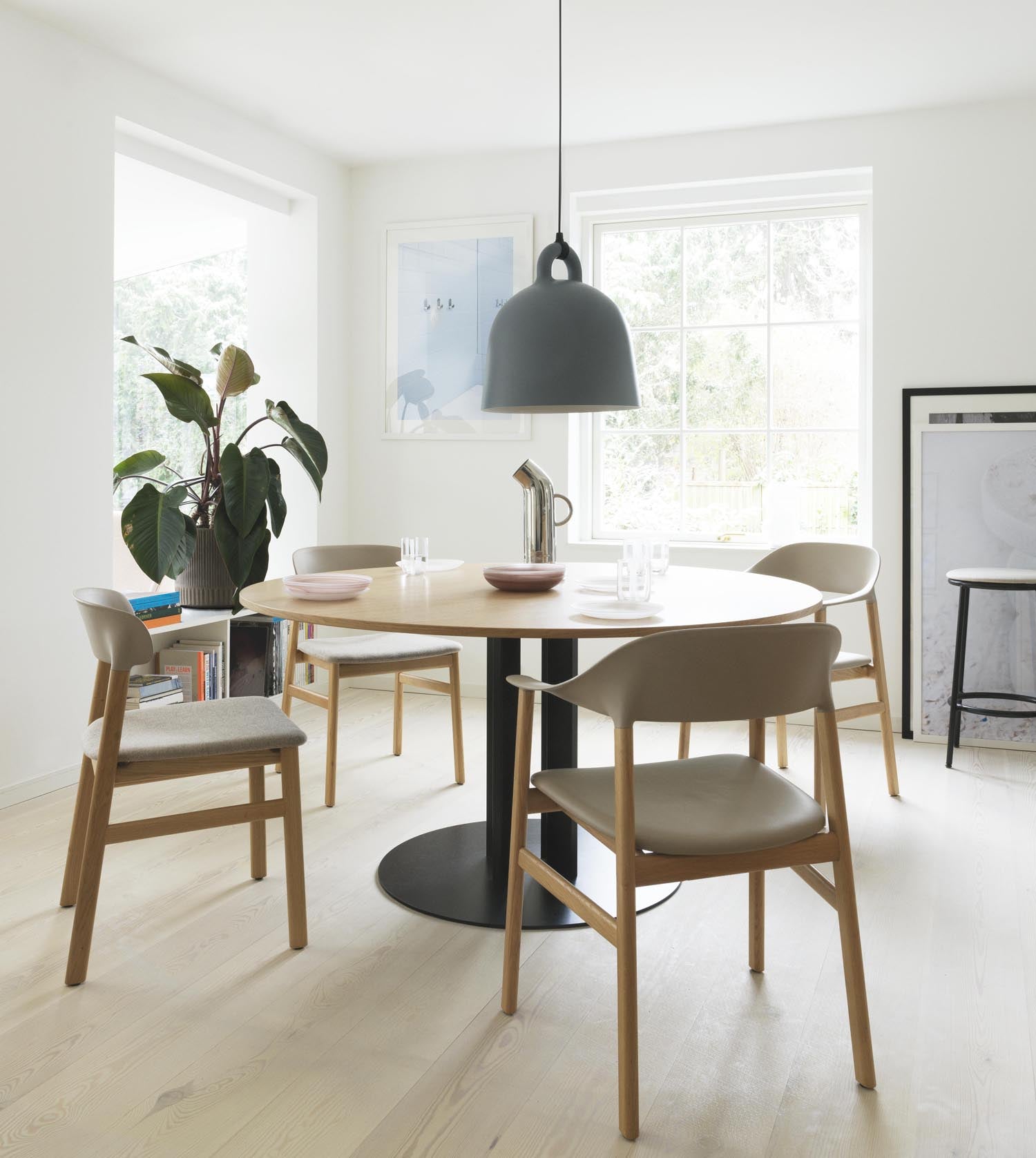 Herit Stuhl in Eiche Synergy grau: Ein elegantes Möbelstück, das dänische Tradition mit modernem Komfort und stilvollem Design vereint.