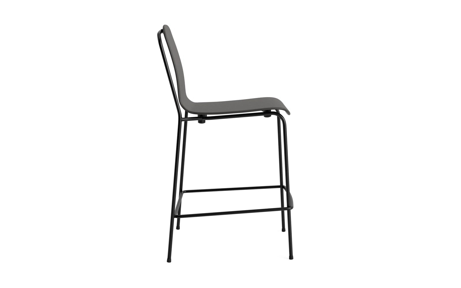 Erleben Sie den Studio Barstuhl 65 cm von Normann Copenhagen – ein stilvolles Möbelstück aus schwarzem Stahl und Eichenfurnier, das Eleganz und Vielseitigkeit perfekt kombiniert.