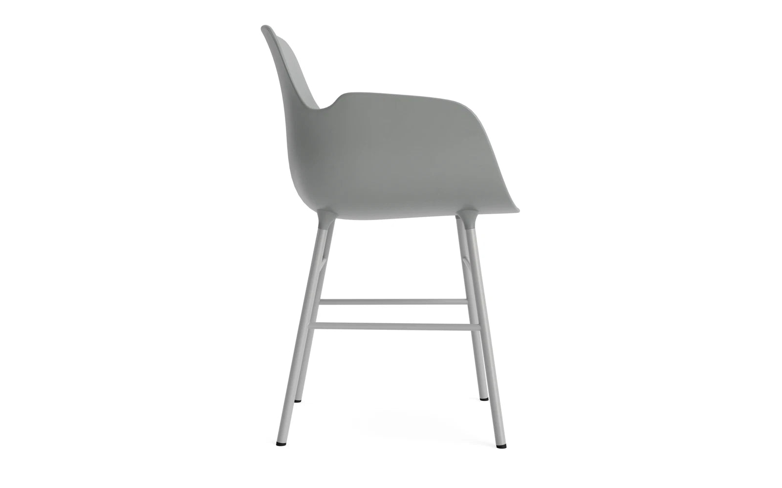 Entdecken Sie den Form Armlehnstuhl von Normann Copenhagen – ein zeitloses Design, das Komfort und moderne Ästhetik perfekt kombiniert.