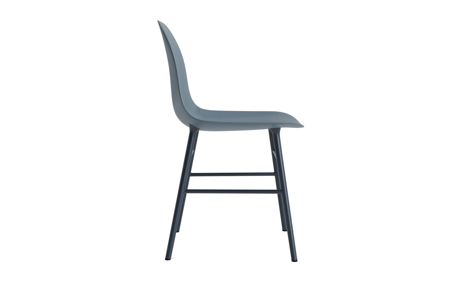 Eleganter Form Stuhl von Normann Copenhagen, der durch seine geschwungene Form und hochwertige Verarbeitung besticht und jedem Interieur einen Hauch von Stil verleiht.