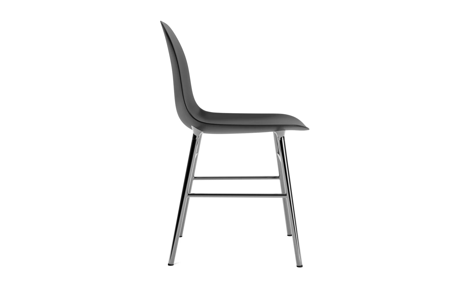 Entdecken Sie den Form Stuhl von Normann Copenhagen: Skandinavische Eleganz trifft auf robusten Stahl und höchsten Sitzkomfort.