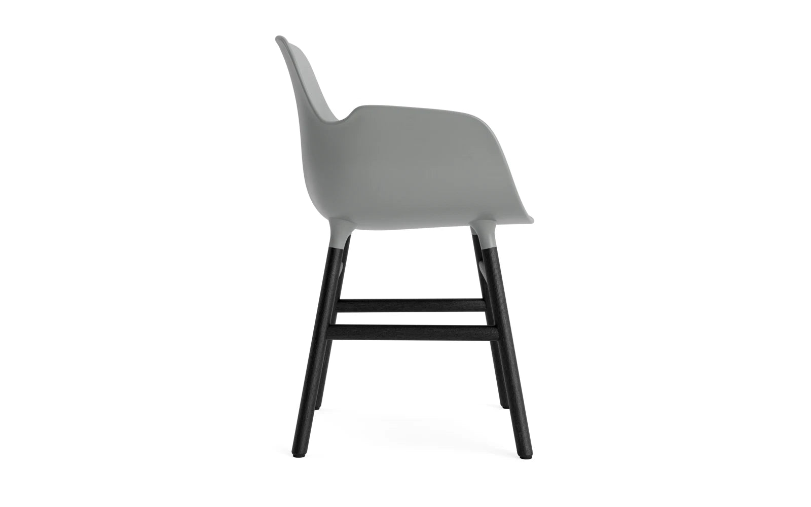 Der Form Armlehnstuhl von Normann Copenhagen besticht durch modernes Design und hohen Komfort, perfekt für elegante Wohnräume.