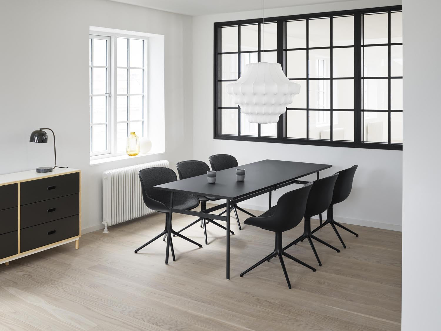Erleben Sie den Hyg Drehsessel in Sand und schwarzem Aluminium – ein elegantes Design, das Gemütlichkeit und Funktionalität perfekt kombiniert.