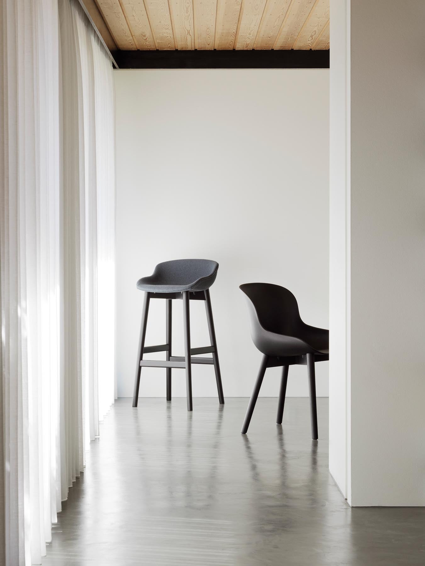 Entdecken Sie den Hyg Barhocker 65 cm in stilvollem Schwarz und Sand von Normann Copenhagen – ein elegantes Möbelstück, das Komfort und skandinavisches Design vereint.