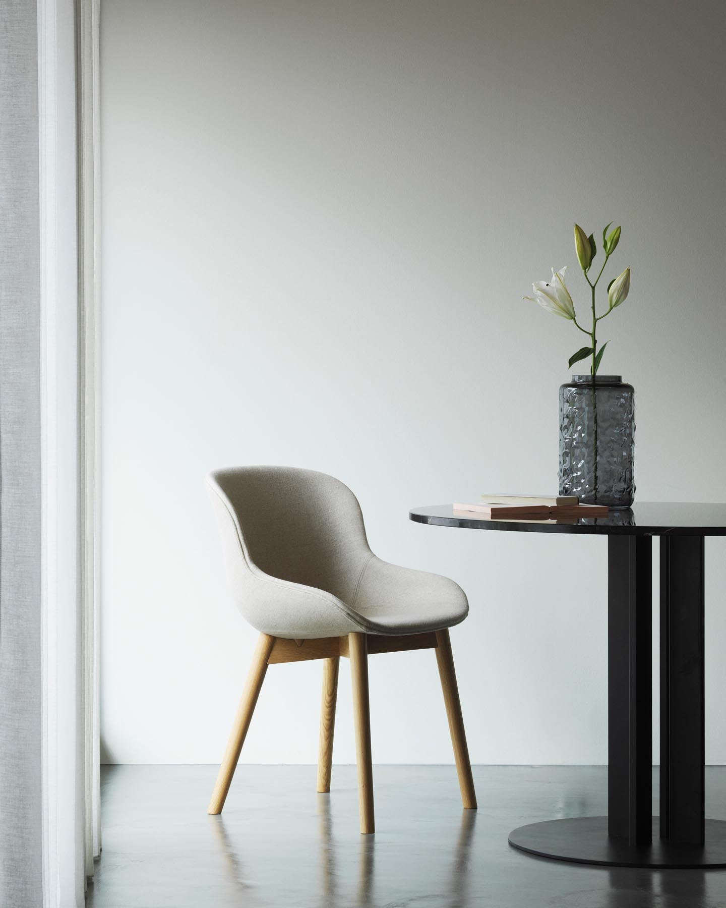 Erleben Sie den Hyg Barhocker 65 cm in edler schwarzer Eiche und sanften Sandtönen von Normann Copenhagen – der Inbegriff von skandinavischem Stil und Gemütlichkeit.