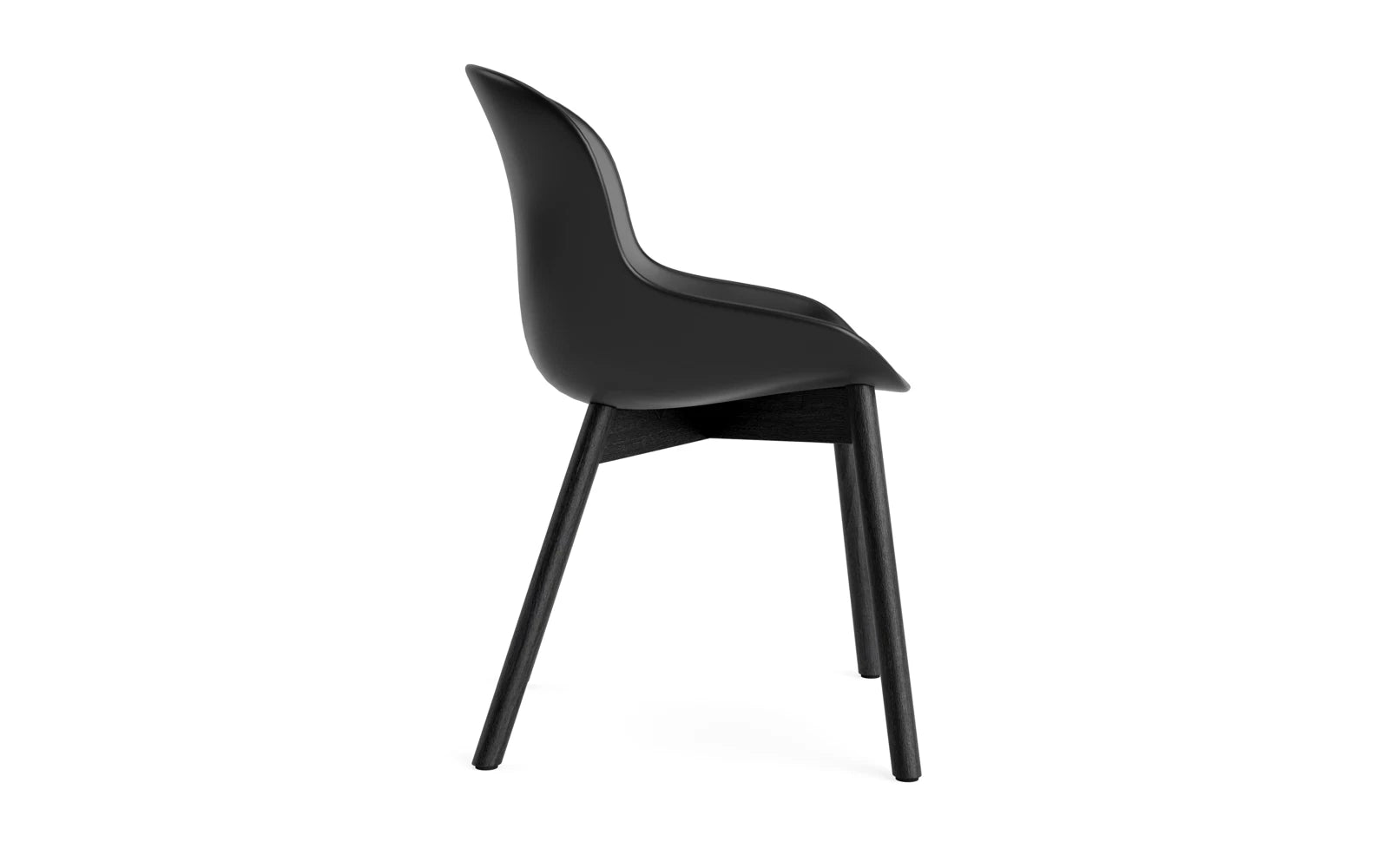 Entdecken Sie den Hyg Stuhl in schwarzer Eiche von Normann Copenhagen – ein stilvolles Möbelstück, das Komfort und skandinavisches Design perfekt kombiniert.