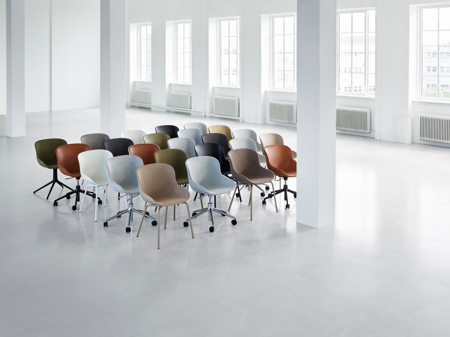 Entdecken Sie den Hyg Drehstuhl 4W in Aluminium und Olive – stilvoller Komfort für Ihr Zuhause, ideal für modernes Wohnen.
