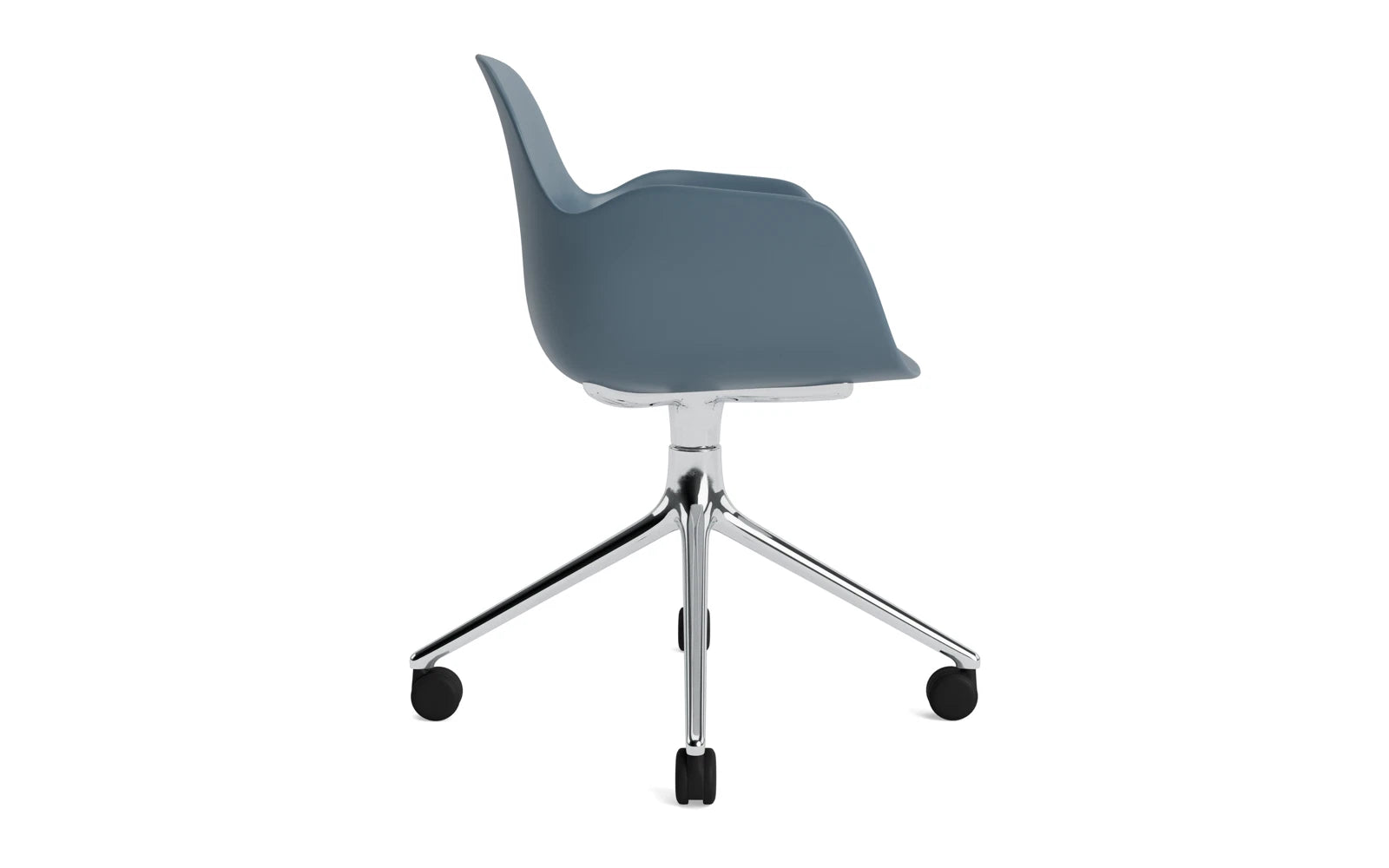 Entdecken Sie den Form Drehsessel 4W Aluminium/Blau von Normann Copenhagen – stilvolles Design trifft auf höchsten Komfort und Anpassungsfähigkeit.