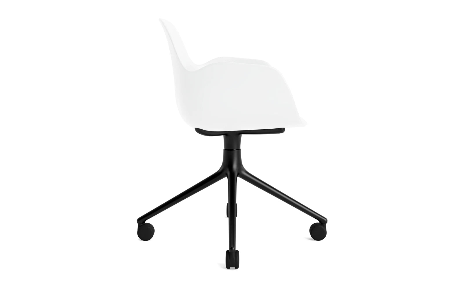 Eleganter Form Drehstuhl 4W von Normann Copenhagen, aus robustem schwarzem Aluminium und einer stilvollen weißen Sitzfläche für komfortables Arbeiten.