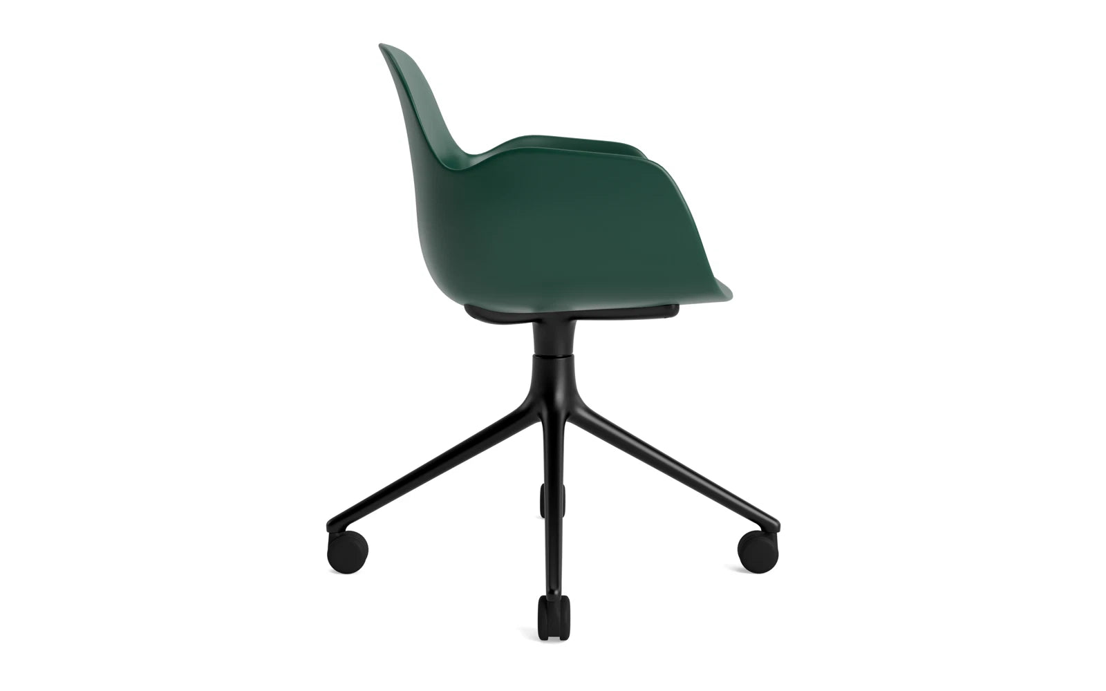 Entdecken Sie den Form Drehsessel 4W von Normann Copenhagen: Ein stilvoller, drehbarer Sessel mit schwarzem Aluminiumgestell und eleganter grüner Polsterung.