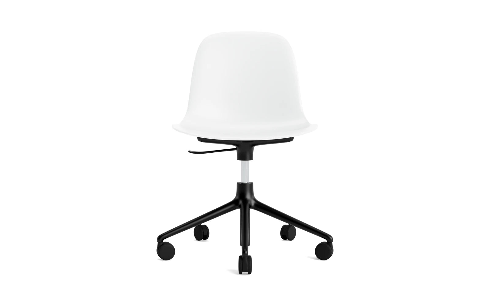 Moderner Drehstuhl von Normann Copenhagen, ausgestattet mit einer stilvollen Schalenform und praktischen Rollen, perfekt für jedes Arbeitsumfeld.