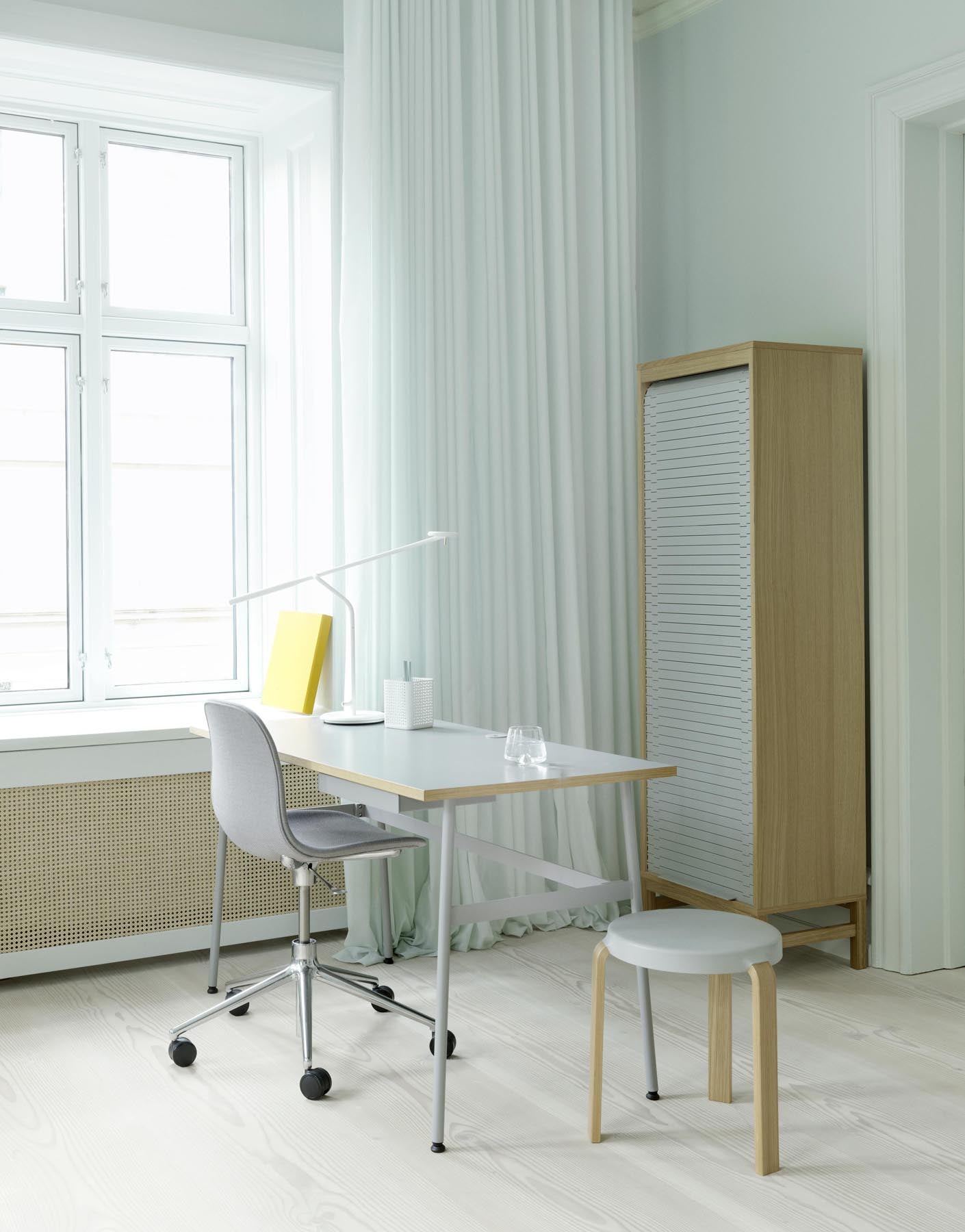 Eleganter Drehstuhl von Normann Copenhagen in Weiß mit Aluminiumgestell – ideal für stilvolle Büros und kreative Arbeitsumgebungen.