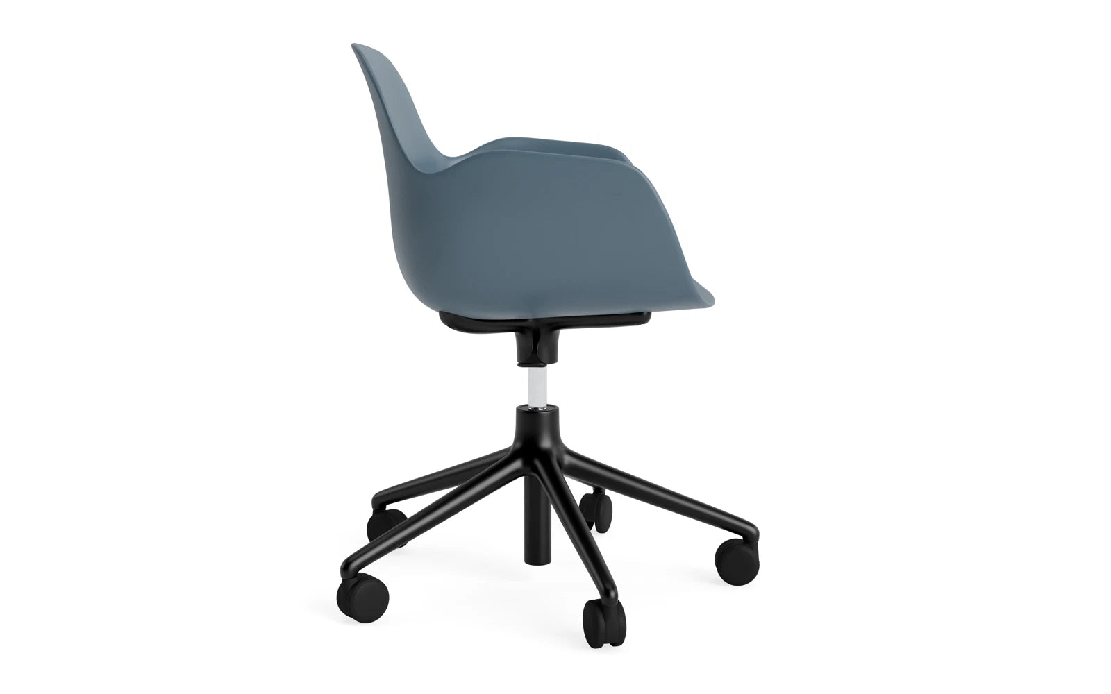 Moderner Bürostuhl mit Armlehnen und Rollen von Normann Copenhagen, vereint Funktionalität und zeitgemäßes Design für jedes Arbeitsumfeld.