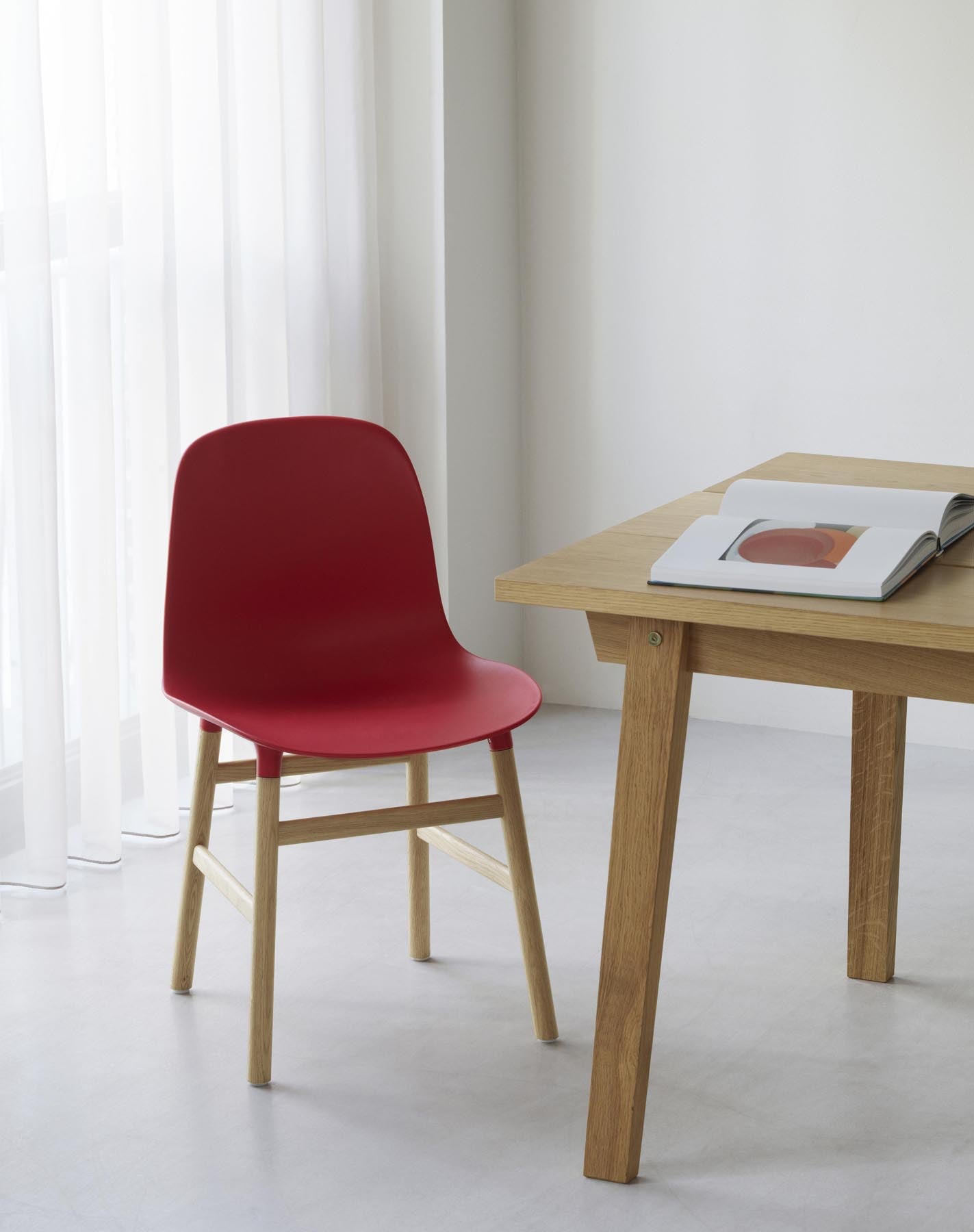 Entdecken Sie den Form Stuhl in leuchtendem Blau mit Eichenholzgestell – ein stilvolles Möbelstück, das modernes Design und Komfort vereint.