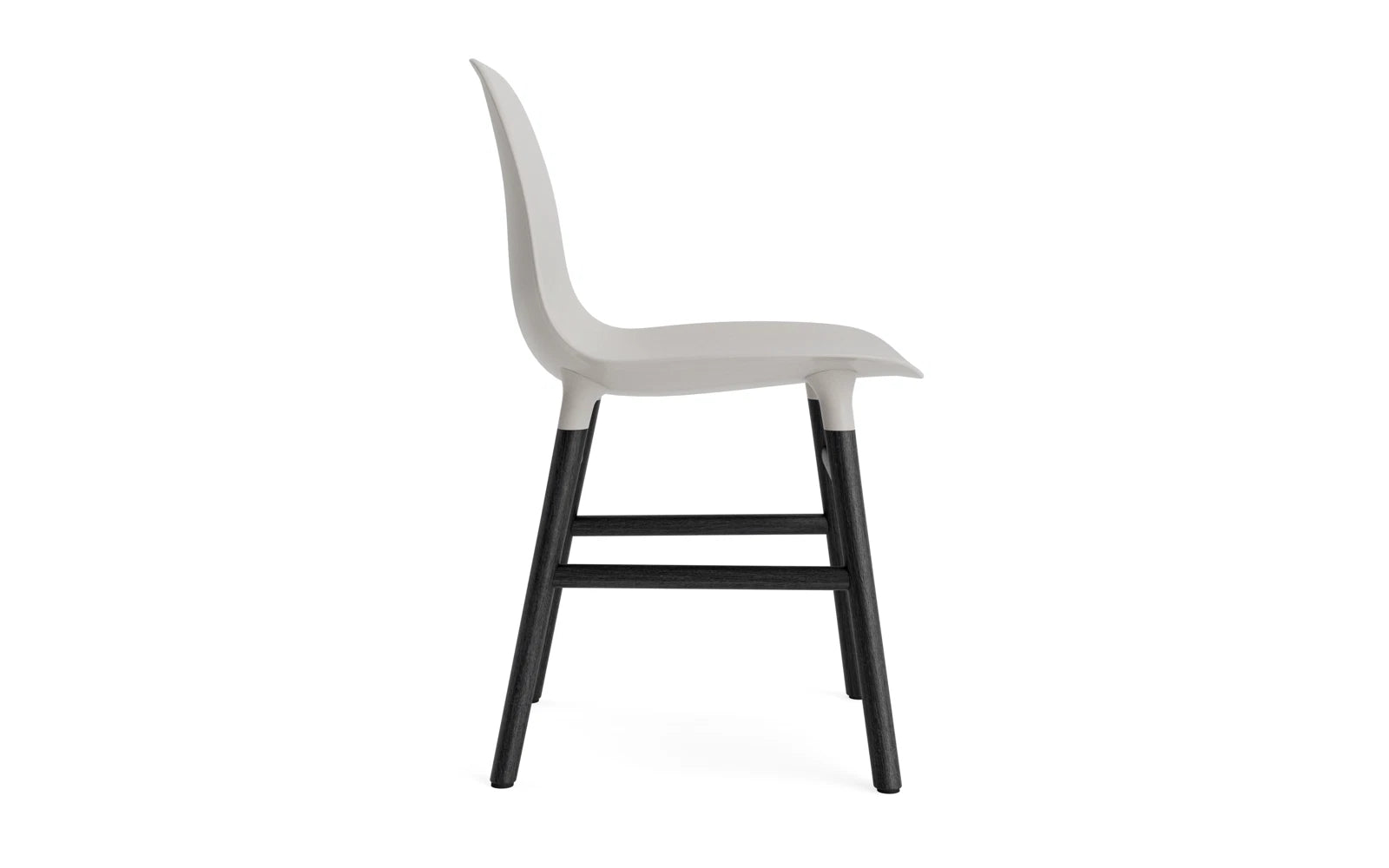 Entdecken Sie den Form Stuhl in warmem Grau und Schwarz von Normann Copenhagen – ein harmonisches Design, das Komfort und Stil perfekt kombiniert.