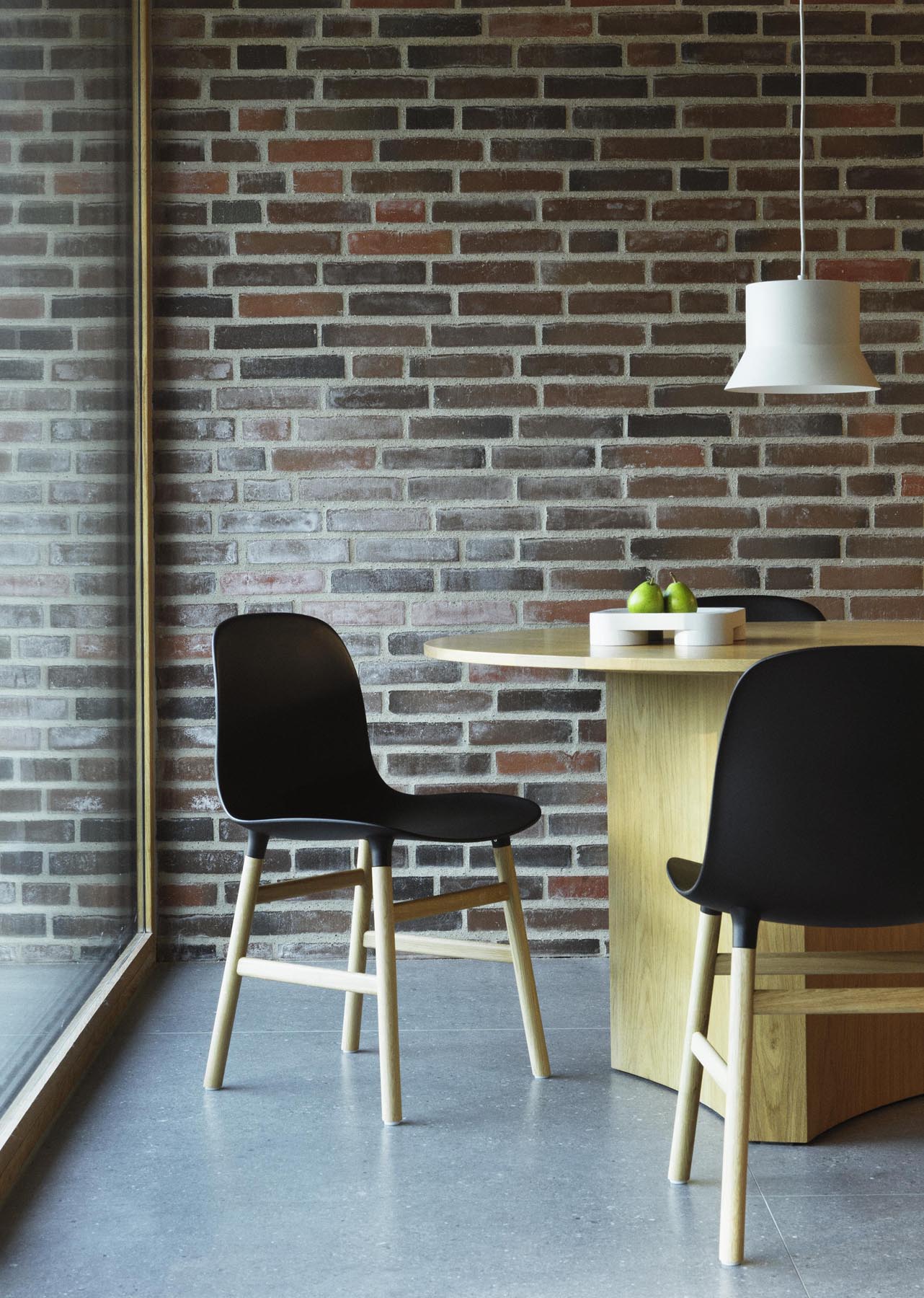 Der Form Stuhl in leuchtendem Rot und Schwarz von Normann Copenhagen bietet eine stilvolle Kombination aus Eleganz und Funktionalität, ideal für jedes Interieur.