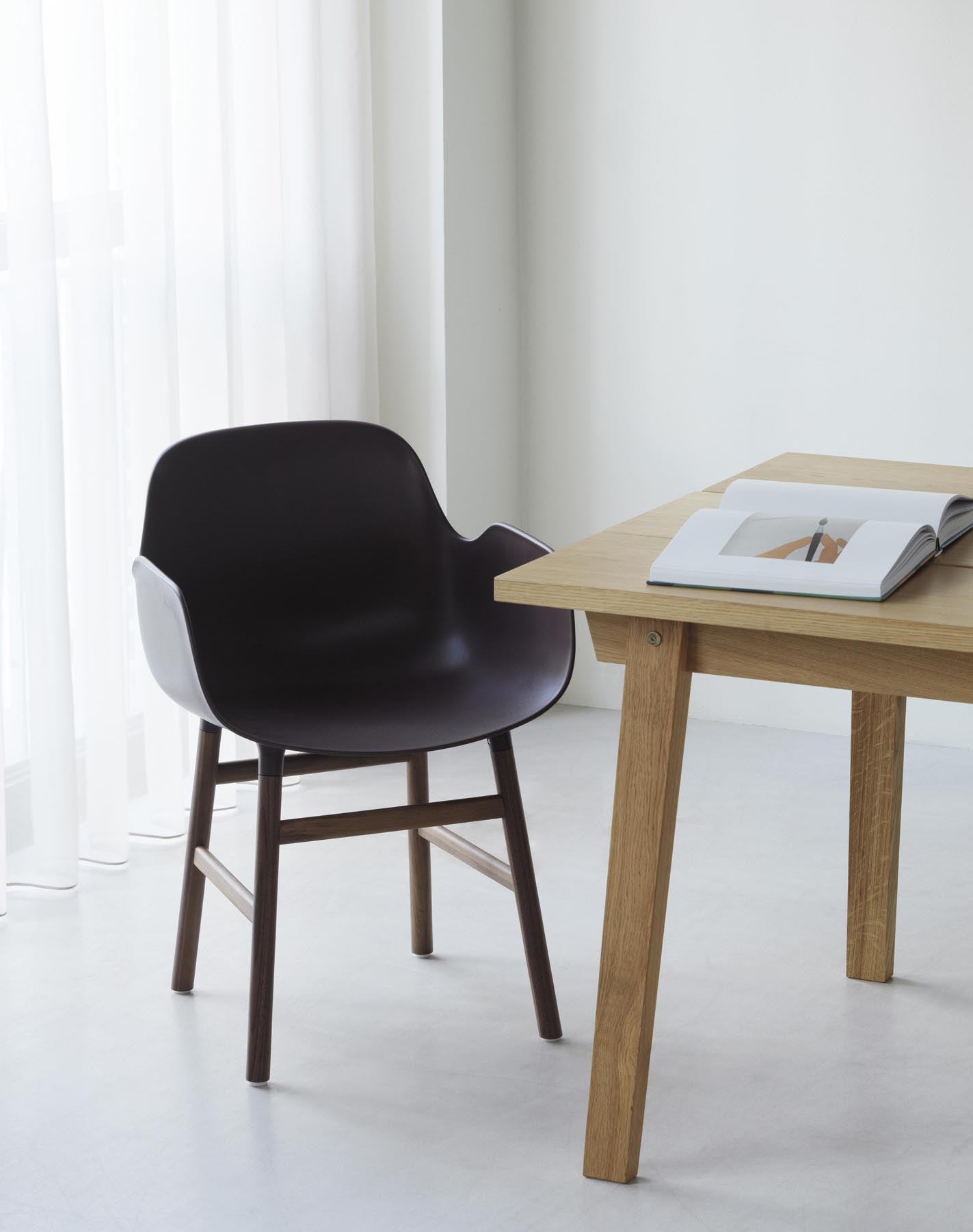Erleben Sie den Form Lehnstuhl in warmem Grau von Normann Copenhagen – ein harmonisches Design aus Eiche, das Stil und Langlebigkeit vereint.