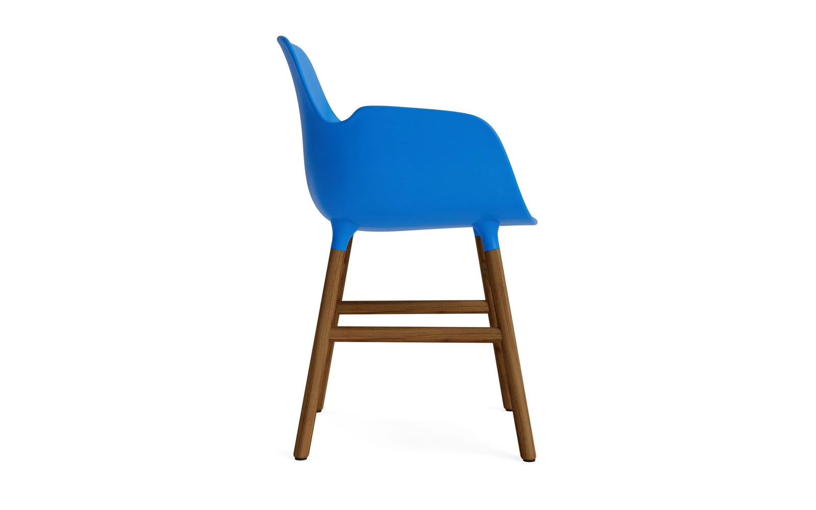 Entdecken Sie den Form Lehnstuhl in leuchtendem Blau und Walnuss – ein stilvolles Möbelstück, das Eleganz und Funktionalität perfekt kombiniert.