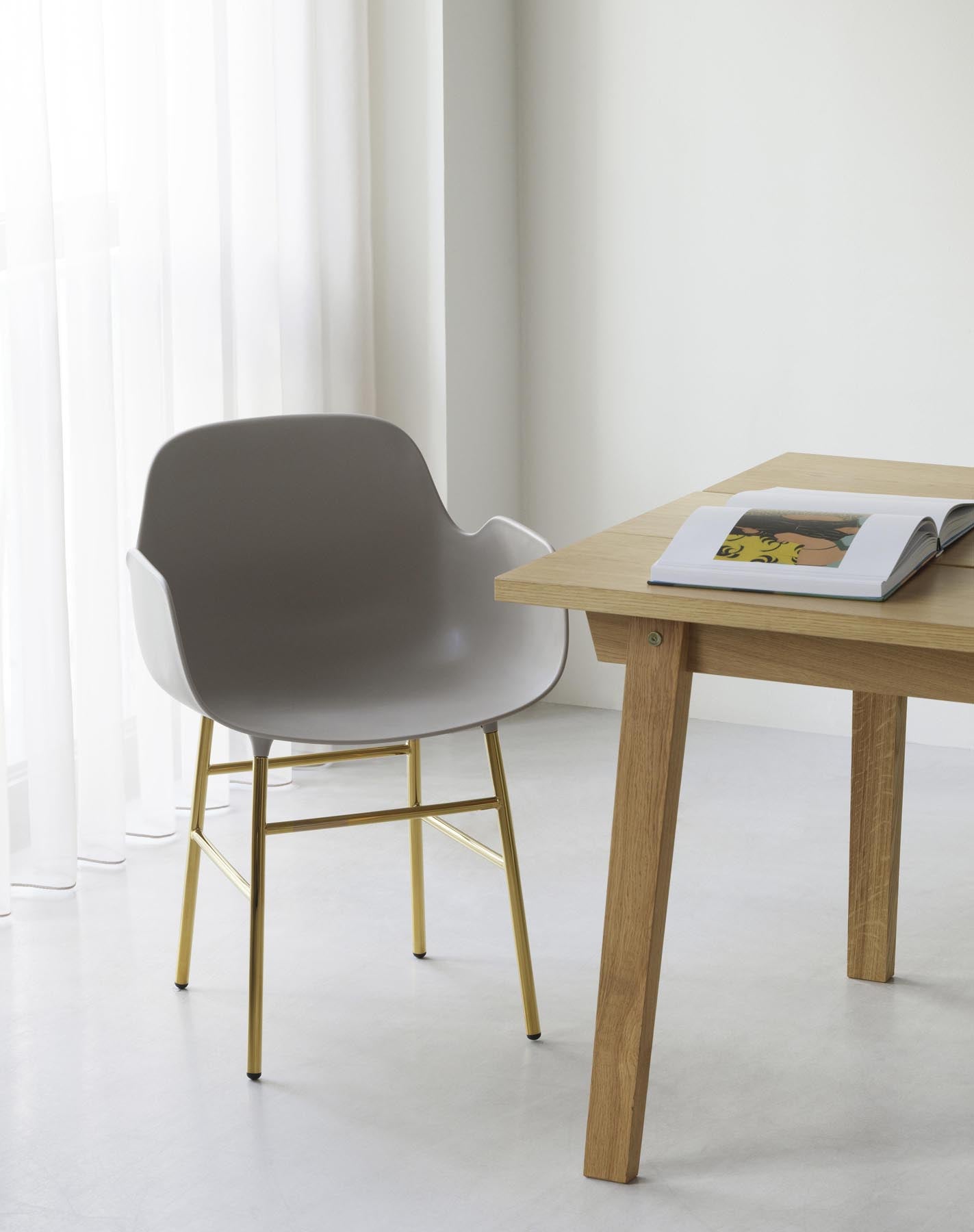 Erleben Sie den Form Lehnstuhl in elegantem hellgrau von Normann Copenhagen – ein harmonisches Zusammenspiel aus modernem Design und Funktionalität.