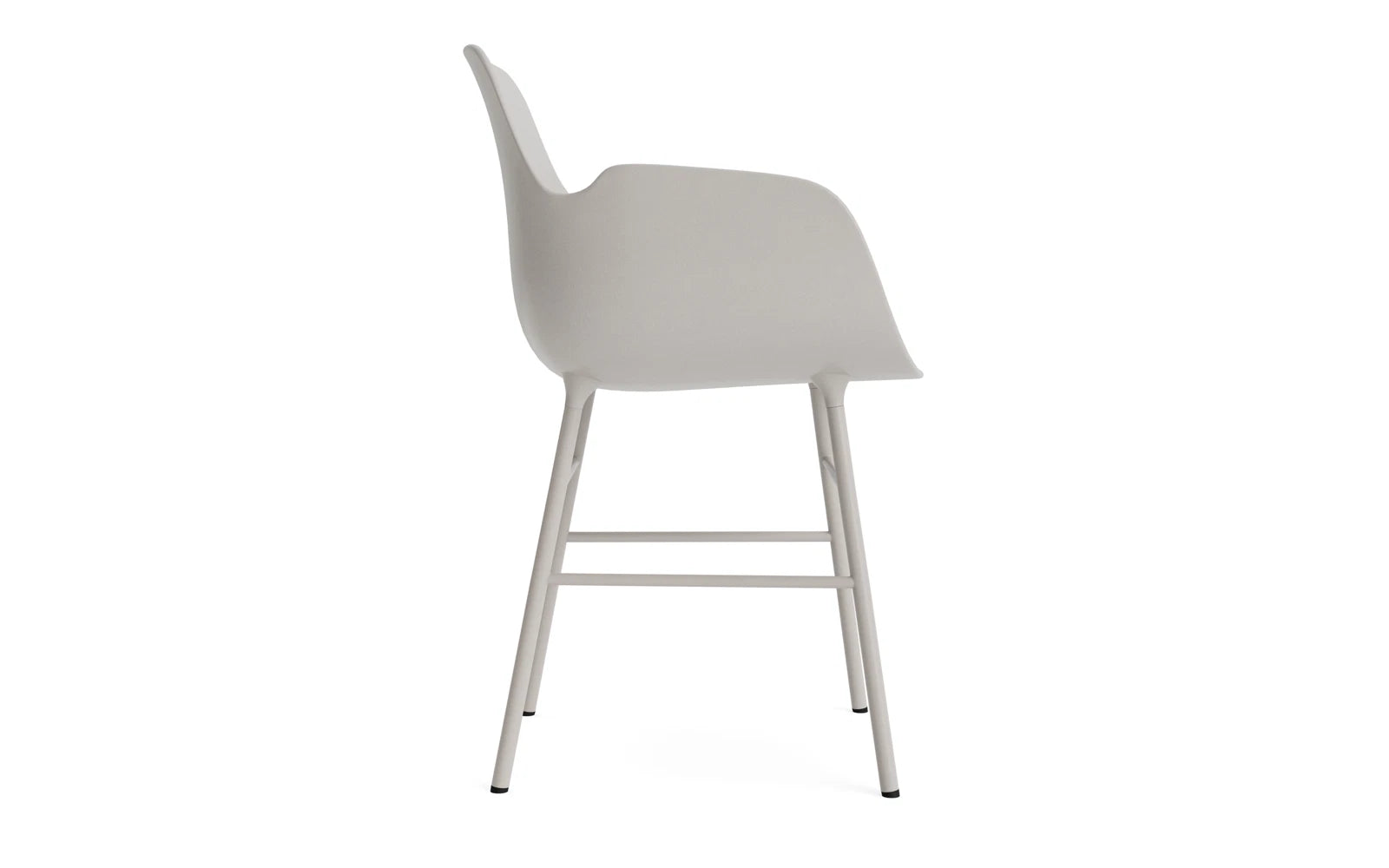 Moderner Lehnstuhl aus Stahl in warmem Grauton, perfekt für komfortable Sitzgelegenheiten und geschmackvolle Einrichtung von Normann Copenhagen.