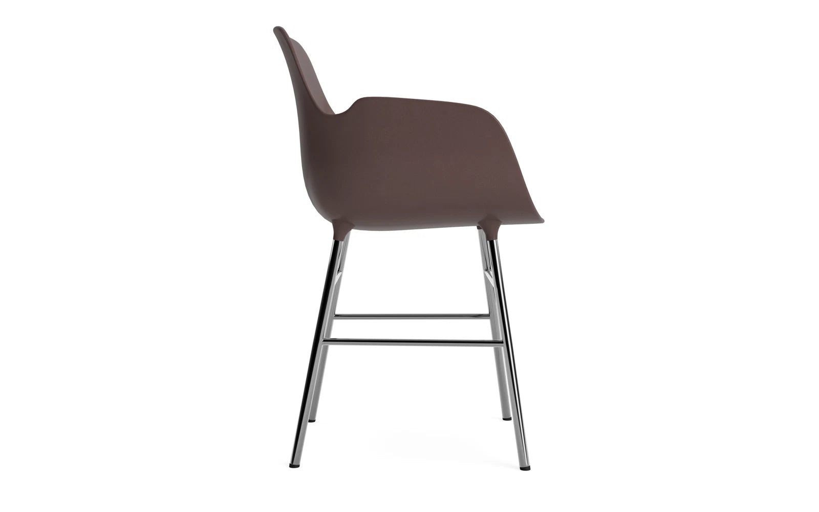 Eleganter Lehnstuhl in Chrom und Braun von Normann Copenhagen, perfekt für modernes Wohndesign und komfortable Entspannung.
