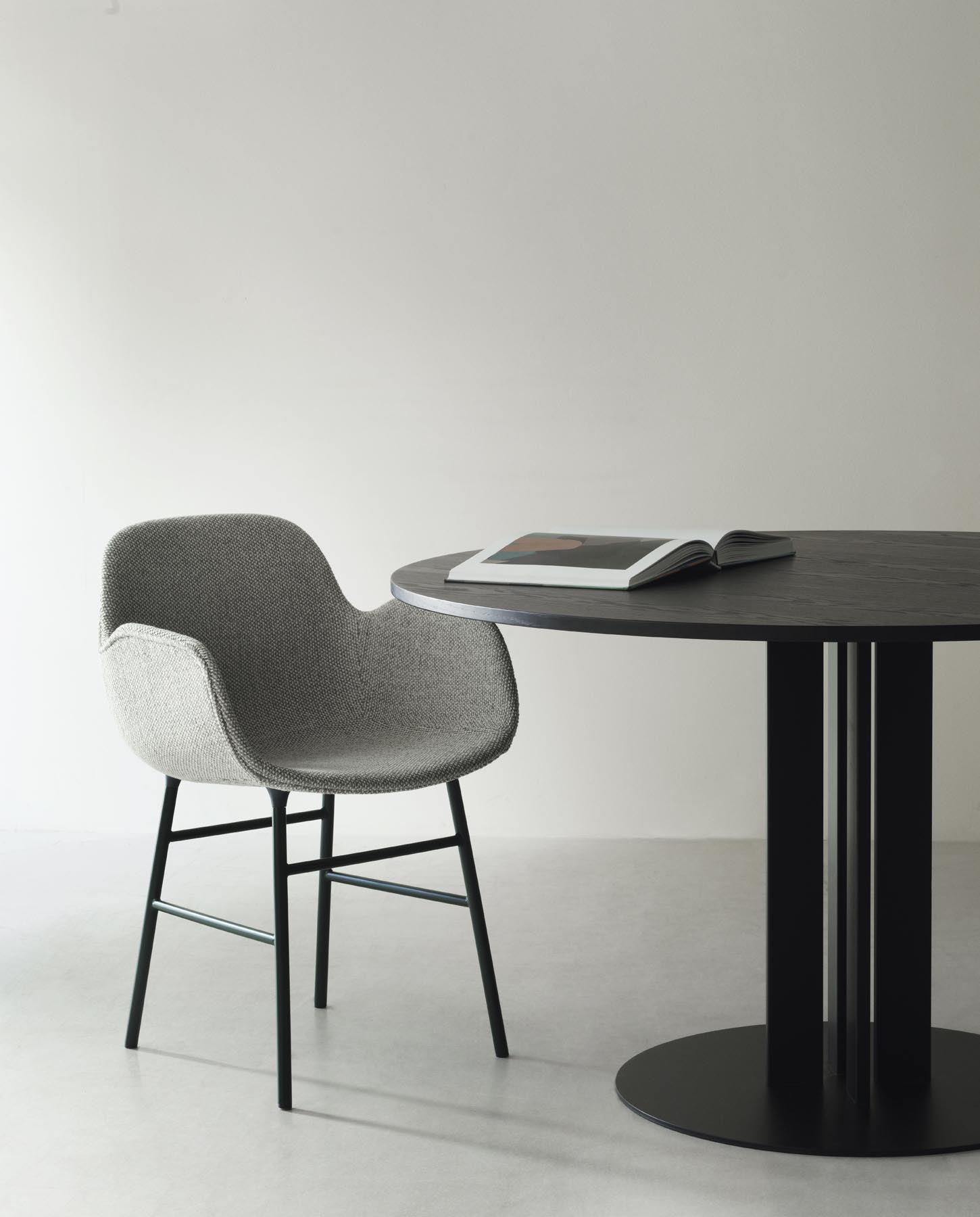 Erleben Sie den Form Lehnstuhl Chrom Braun von Normann Copenhagen – ein zeitloses Designhighlight, das Komfort und Stil in jedem Raum vereint.