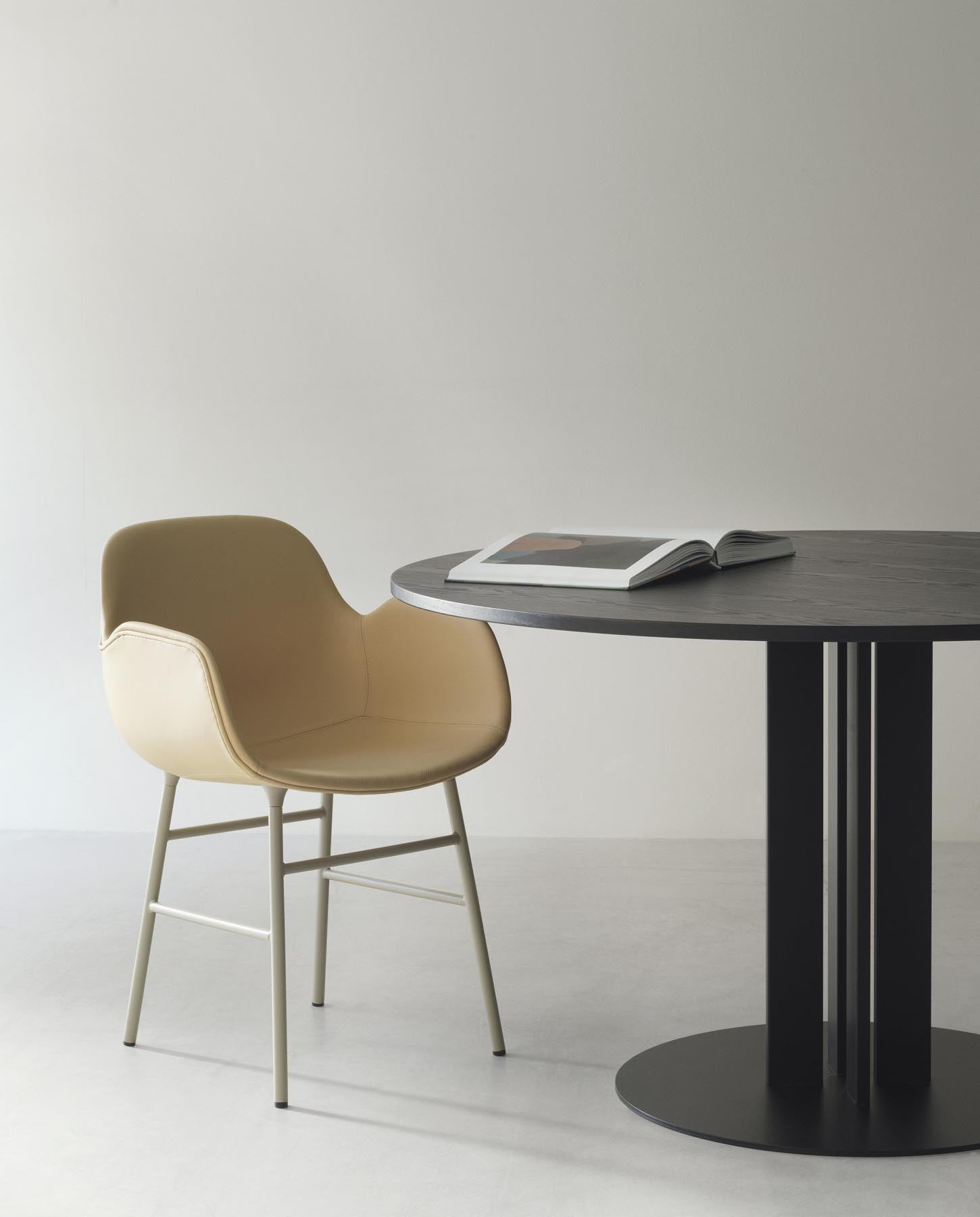 Entdecken Sie den Form Lehnstuhl Messing Braun von Normann Copenhagen – ein stilvolles Möbelstück, das Eleganz und Funktionalität vereint.