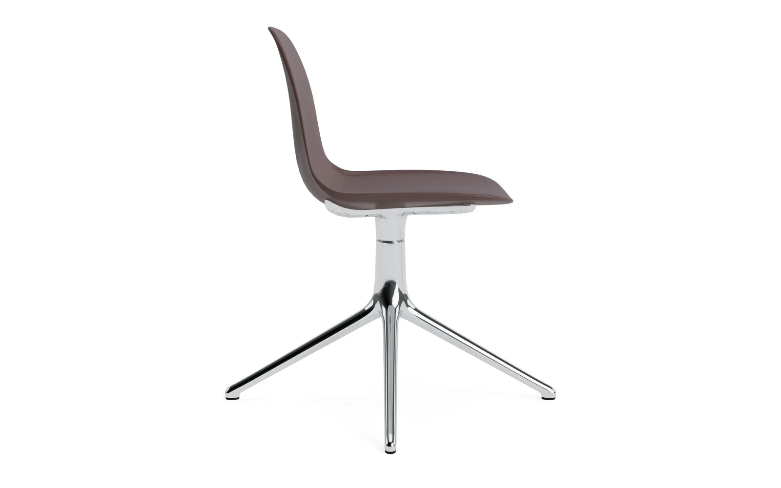 Eleganter Form Drehstuhl in Braun mit Aluminiumgestell von Normann Copenhagen – ideal für stilvolle Büros und Wohnräume.