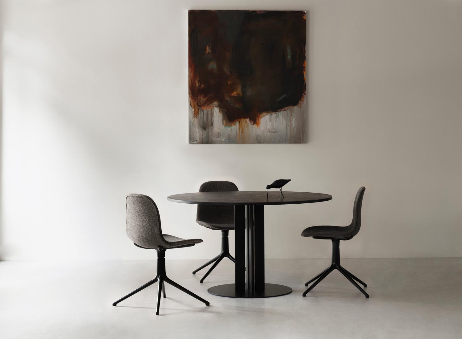 Eleganter Form Drehstuhl in leuchtendem Blau mit robustem Aluminiumrahmen, perfekt für ein modernes Ambiente in jedem Raum.