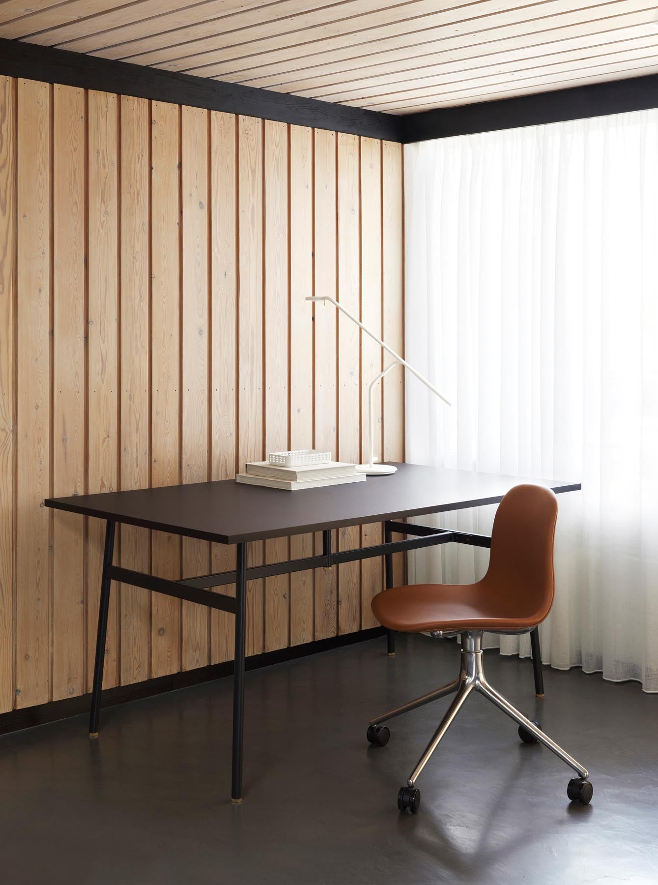 Erleben Sie den Form Drehstuhl 4W von Normann Copenhagen in warmem Grau – ein modernes Designhighlight, das Komfort und Flexibilität vereint.