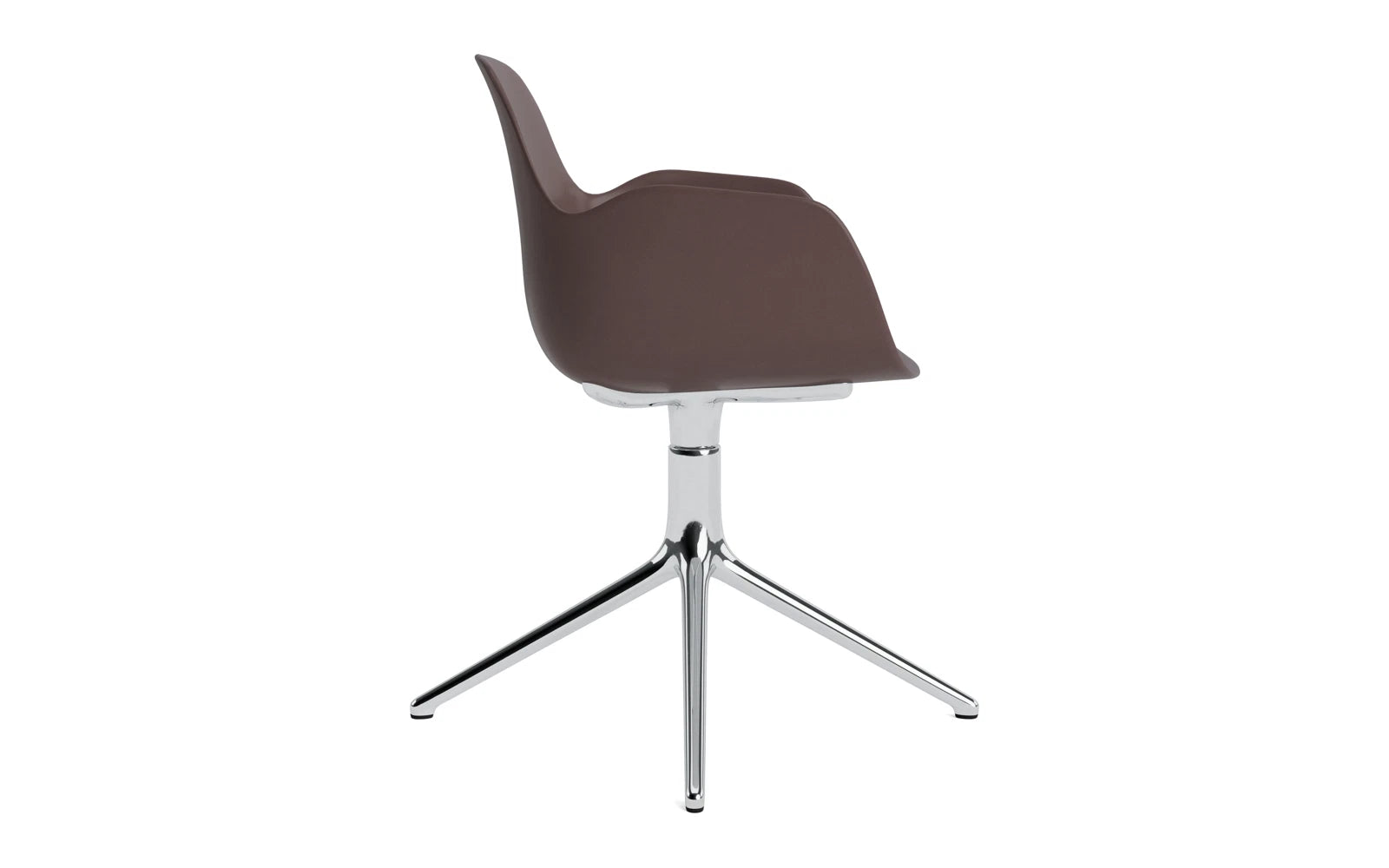 Entdecken Sie den Form Drehsessel Braun/Aluminium von Normann Copenhagen – ein elegantes, funktionales Möbelstück, das Stil und Komfort vereint.