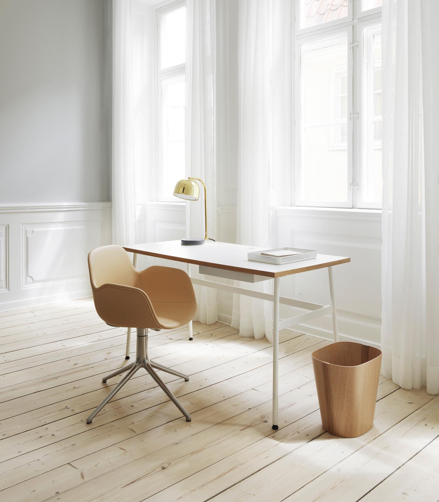 Entdecken Sie den Form Drehsessel Braun/Aluminium von Normann Copenhagen – ein elegantes Möbelstück, das Funktionalität und zeitgenössisches Design vereint.