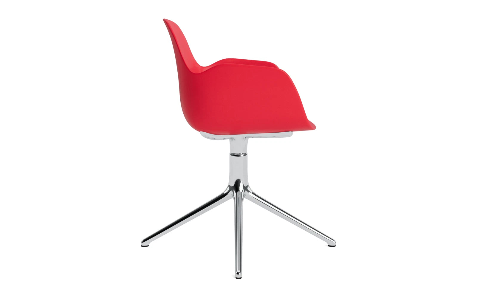 Erleben Sie den Form Drehstuhl in strahlendem Rot und Aluminium – ein eleganter Bürostuhl von Normann Copenhagen, der modernes Design und Funktionalität vereint.