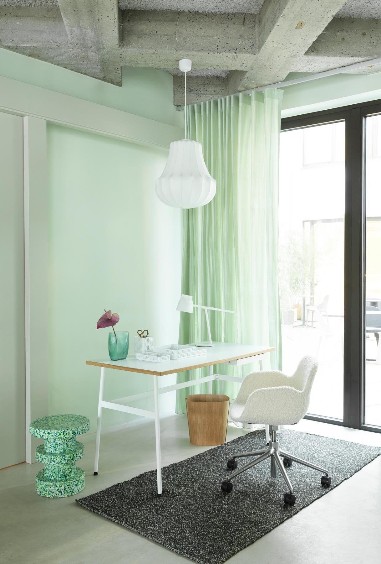 Moderner Form Drehstuhl mit Rollen in warmem Grau und Aluminium, ideal für stilvolle Büros, von Normann Copenhagen.