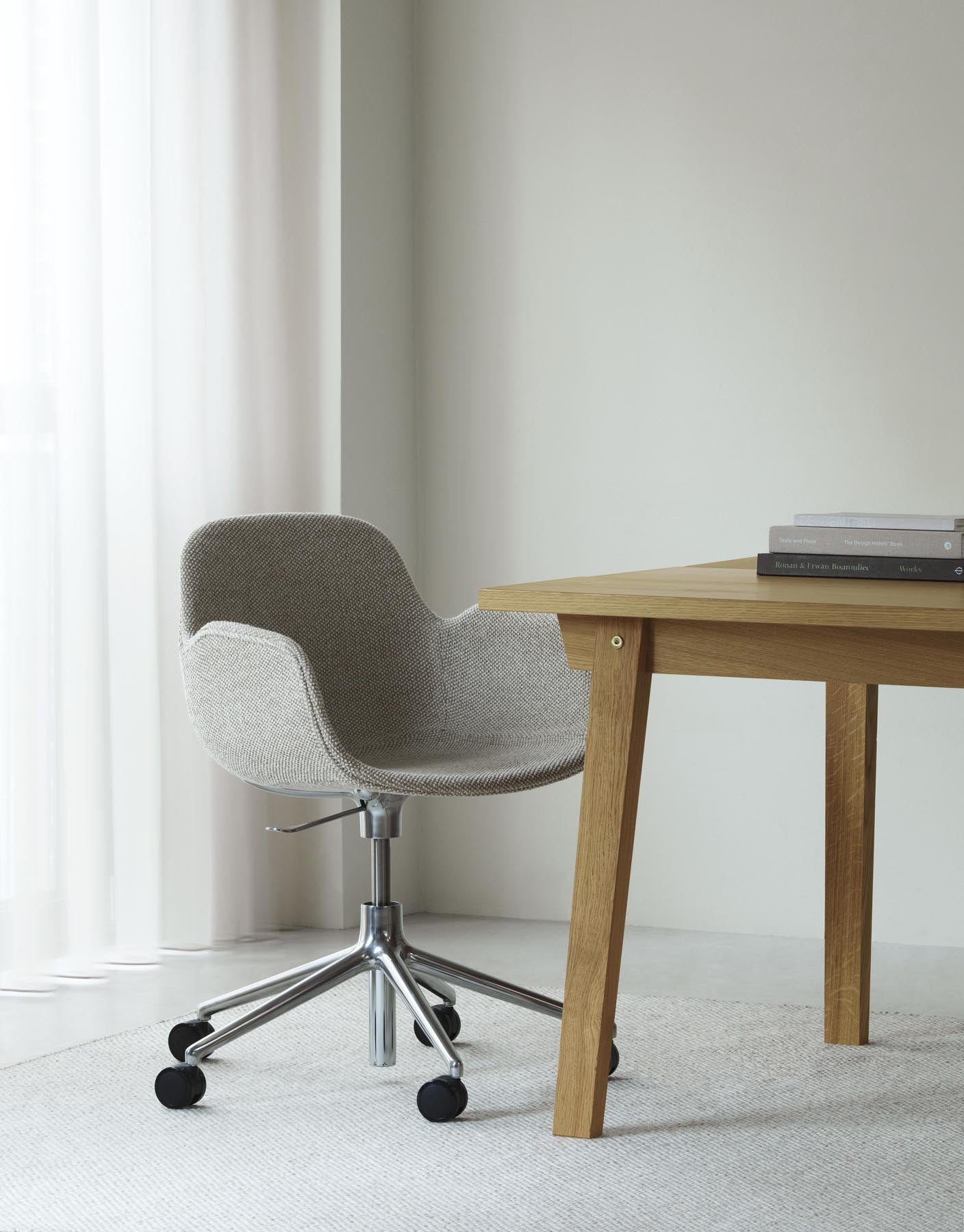 Erleben Sie den Form Drehsessel in strahlendem Blau und Aluminium – ein elegantes, funktionales Designhighlight für Ihr Zuhause oder Büro.