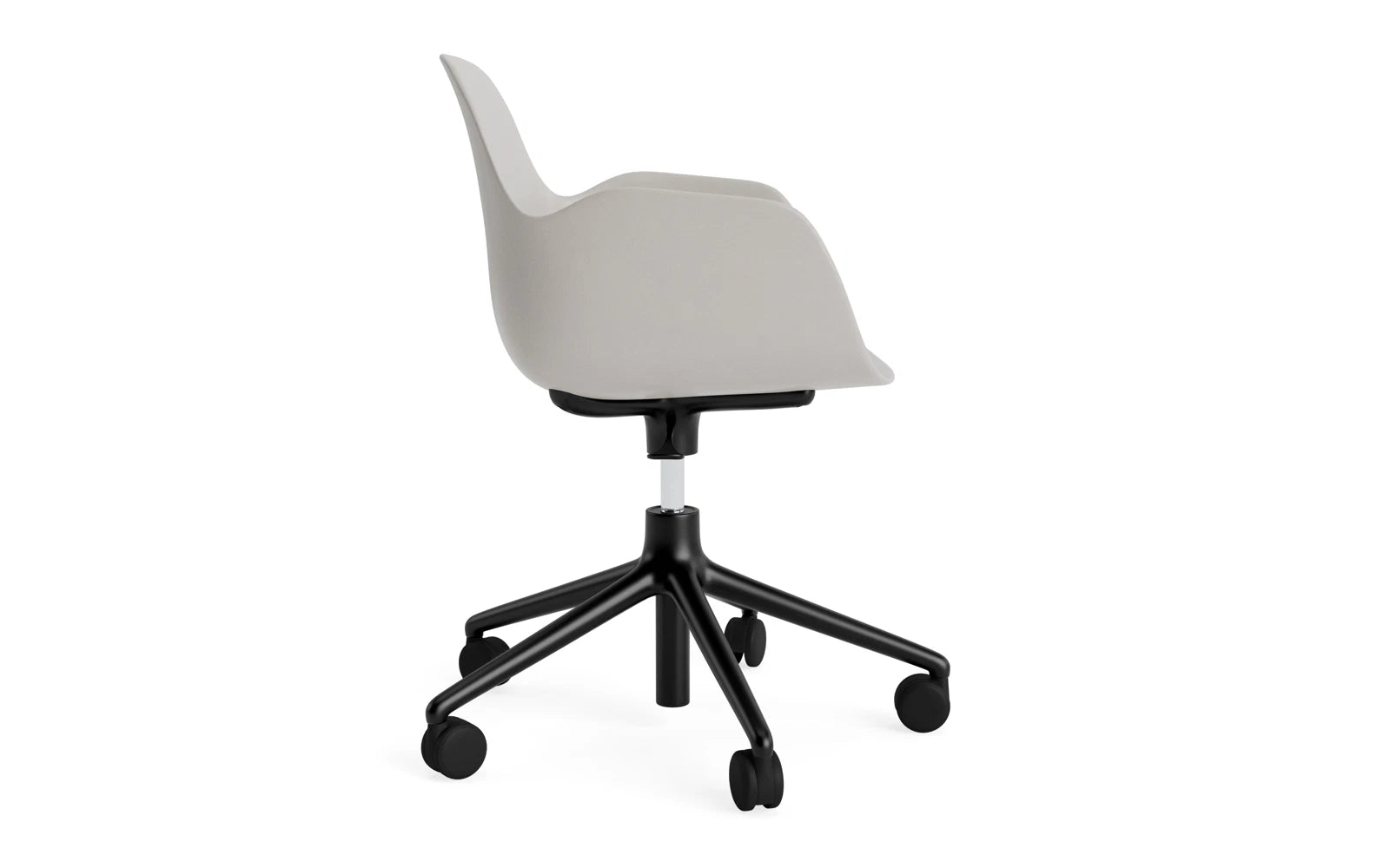 Moderner Form Drehstuhl mit Rollen in warmem Grau und schwarzem Aluminium, perfekt für komfortable Büroumgebungen von Normann Copenhagen.