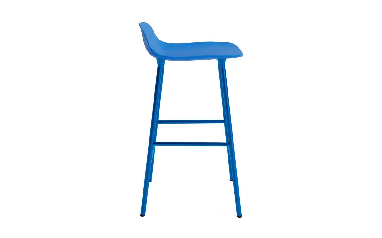 Stylischer Form Barstuhl in strahlendem Blau mit robustem Stahlgestell, perfekt für trendige Bar- und Esszimmer von Normann Copenhagen.