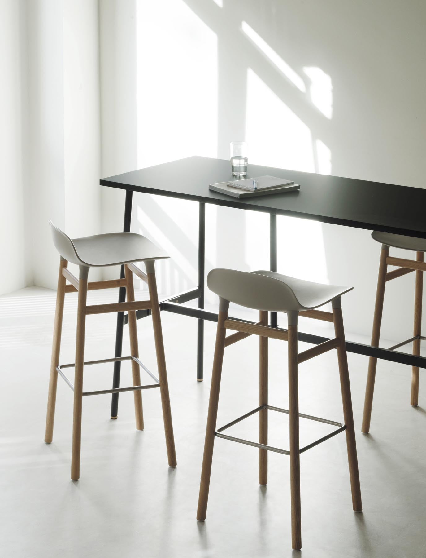 Entdecken Sie den Form Barstuhl 75 cm in braun/Eiche von Normann Copenhagen – ein stilvolles Möbelstück, das Eleganz und Komfort vereint.