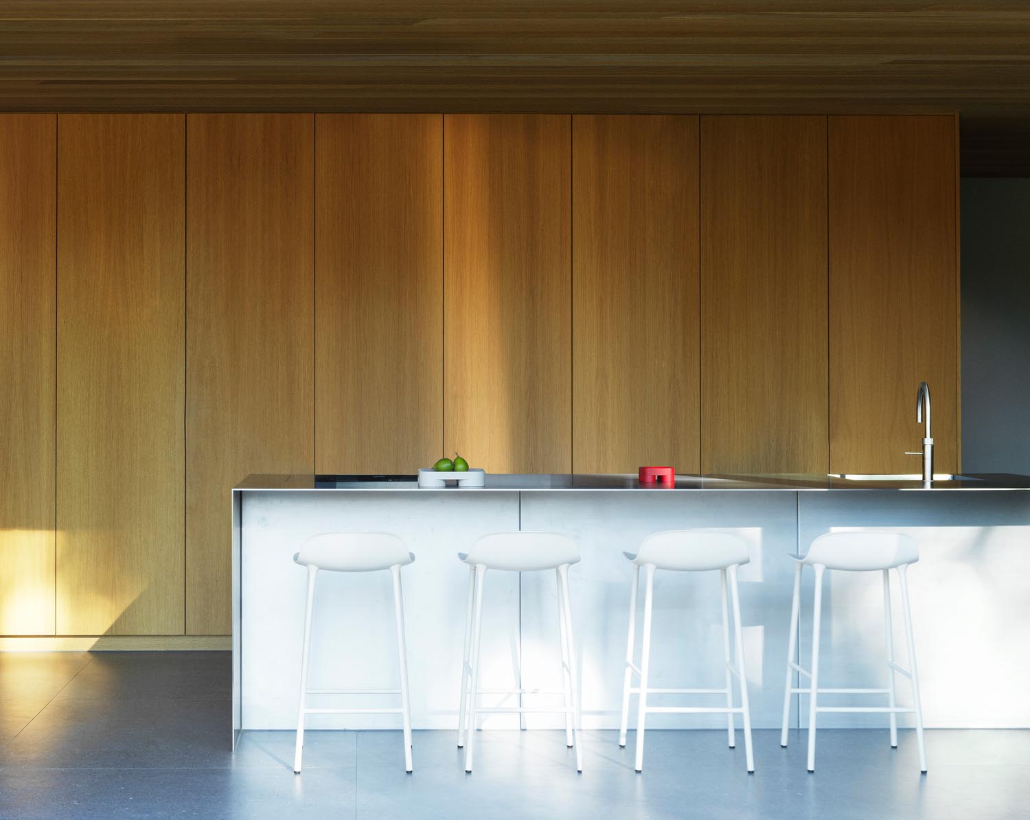 Erleben Sie den Form Barstuhl 75 cm in creme/Stahl von Normann Copenhagen – eine harmonische Verbindung aus modernem Design und höchster Qualität.