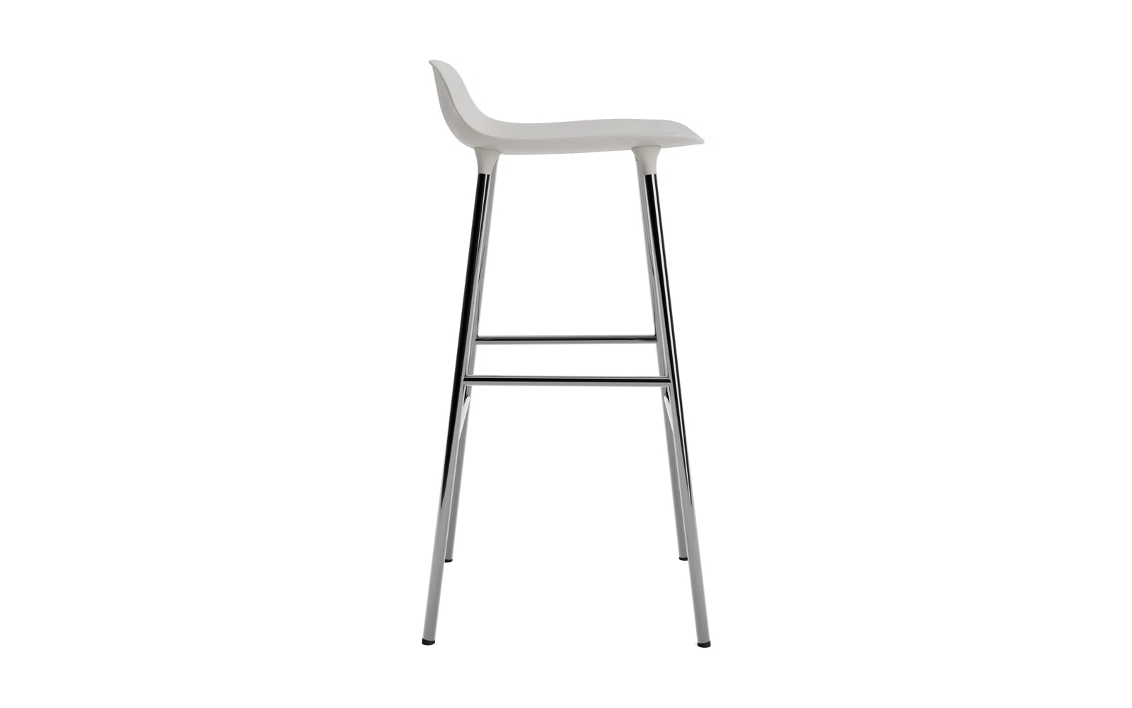 Moderner Barstuhl in warmem Grauton mit glänzenden Chrombeinen, perfekt für stilvolle Küchen und Bars, vereint Komfort und Design.