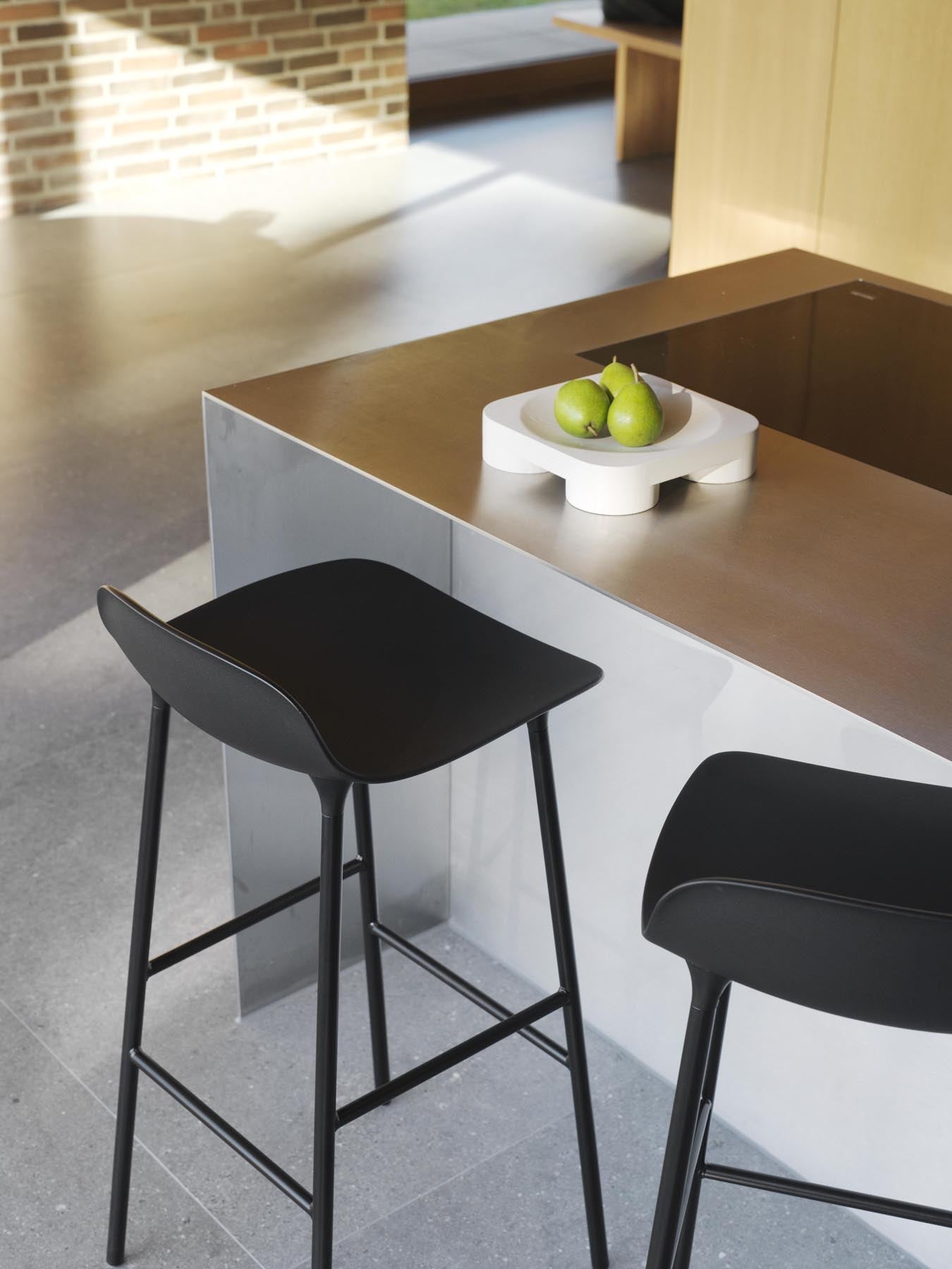 Entdecken Sie den Form Barstuhl 75 cm in Braun/Chrom von Normann Copenhagen – stilvolles Design trifft auf hochwertige Materialien und optimalen Komfort.