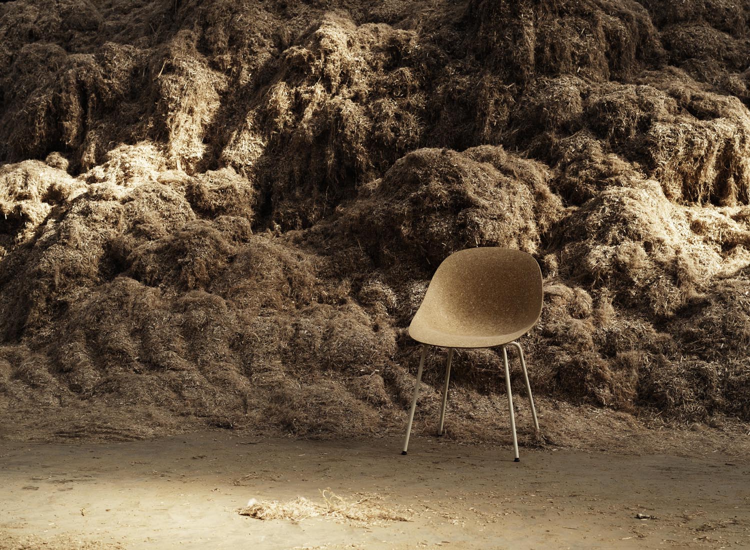 Erleben Sie den Mat Stuhl von Normann Copenhagen: Ein elegantes, umweltfreundliches Möbelstück aus schwarzem Stahl und Hanf-Seegras für jeden Raum.