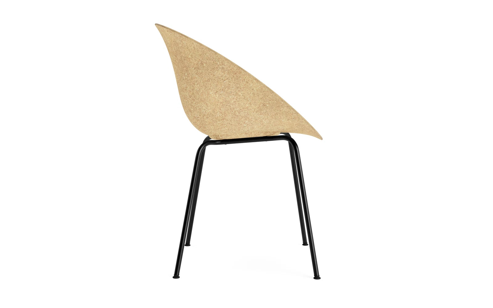Stylischer Mat Lehnstuhl von Normann Copenhagen, kombiniert schwarzes Stahlgestell mit einem Bezug aus hochwertigem Hanf, perfekt für zeitgemäße Einrichtung.