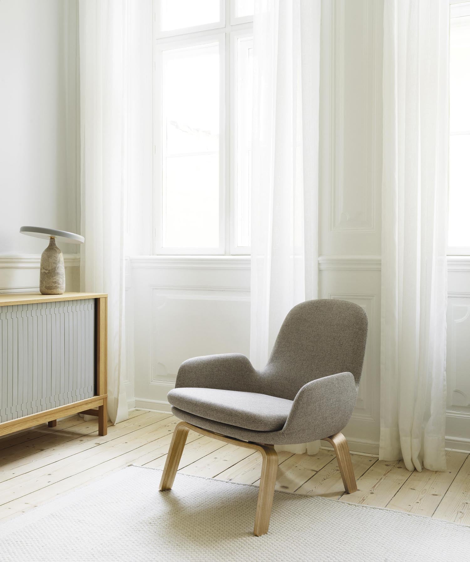 Niedriger Era Lounge-Sessel aus Eiche von Normann Copenhagen, perfekt für gemütliche Stunden und modernes Interieur.