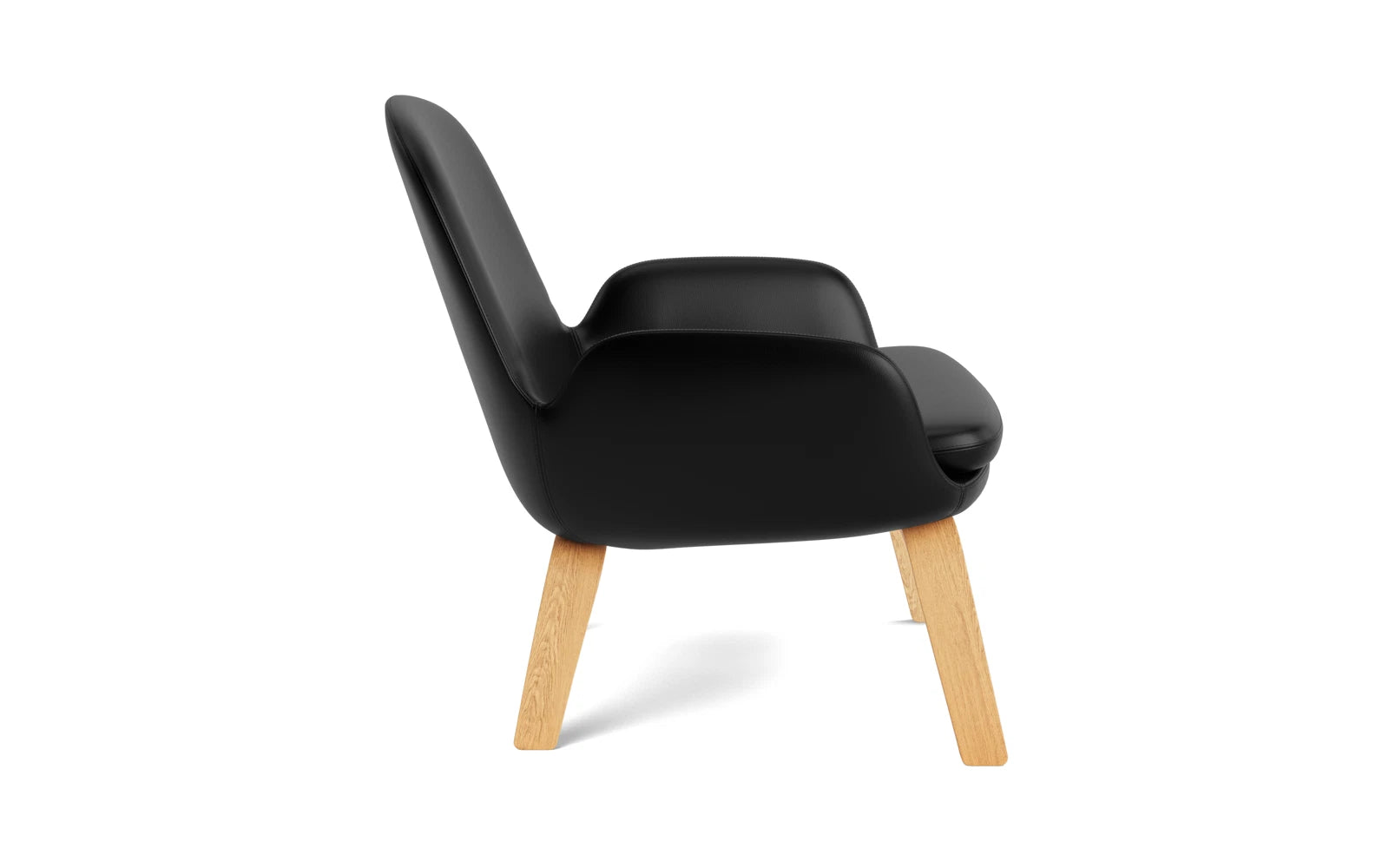Eleganter Era Lounge-Sessel aus Eiche mit niedrigem Profil, ideal für entspannte Momente in modernen Wohnräumen.