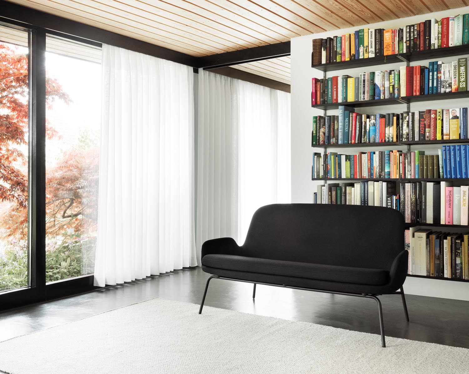 Entdecken Sie das Era Sofa von Normann Copenhagen: Eleganz in schwarzem Stahl und Hallingdal-Stoff, vereint Komfort und zeitloses Design.